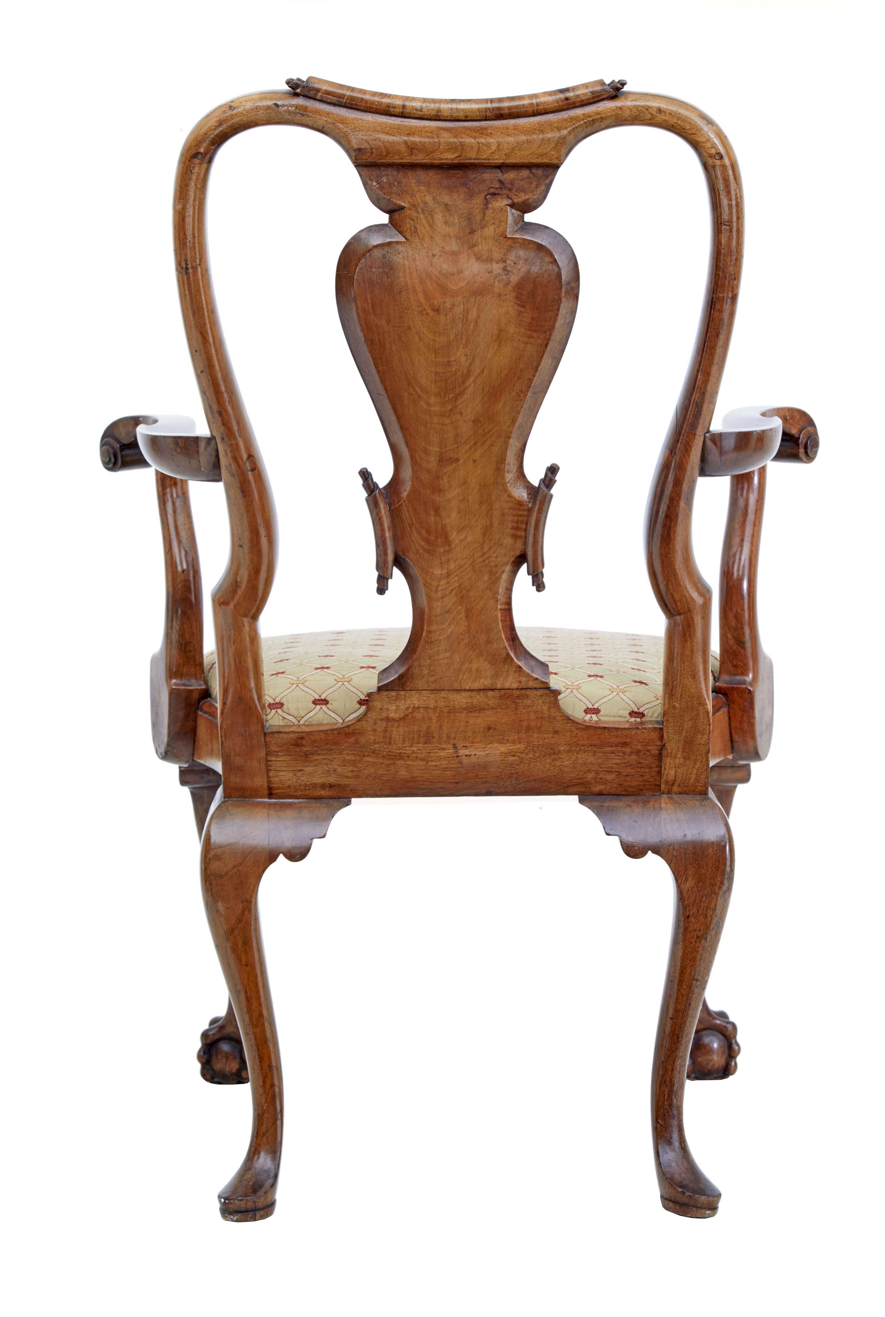 Set aus 8 geschnitzten Esszimmerstühlen aus Nussbaumholz im Queen Anne-Stil von Spillman & Co (Geschnitzt) im Angebot