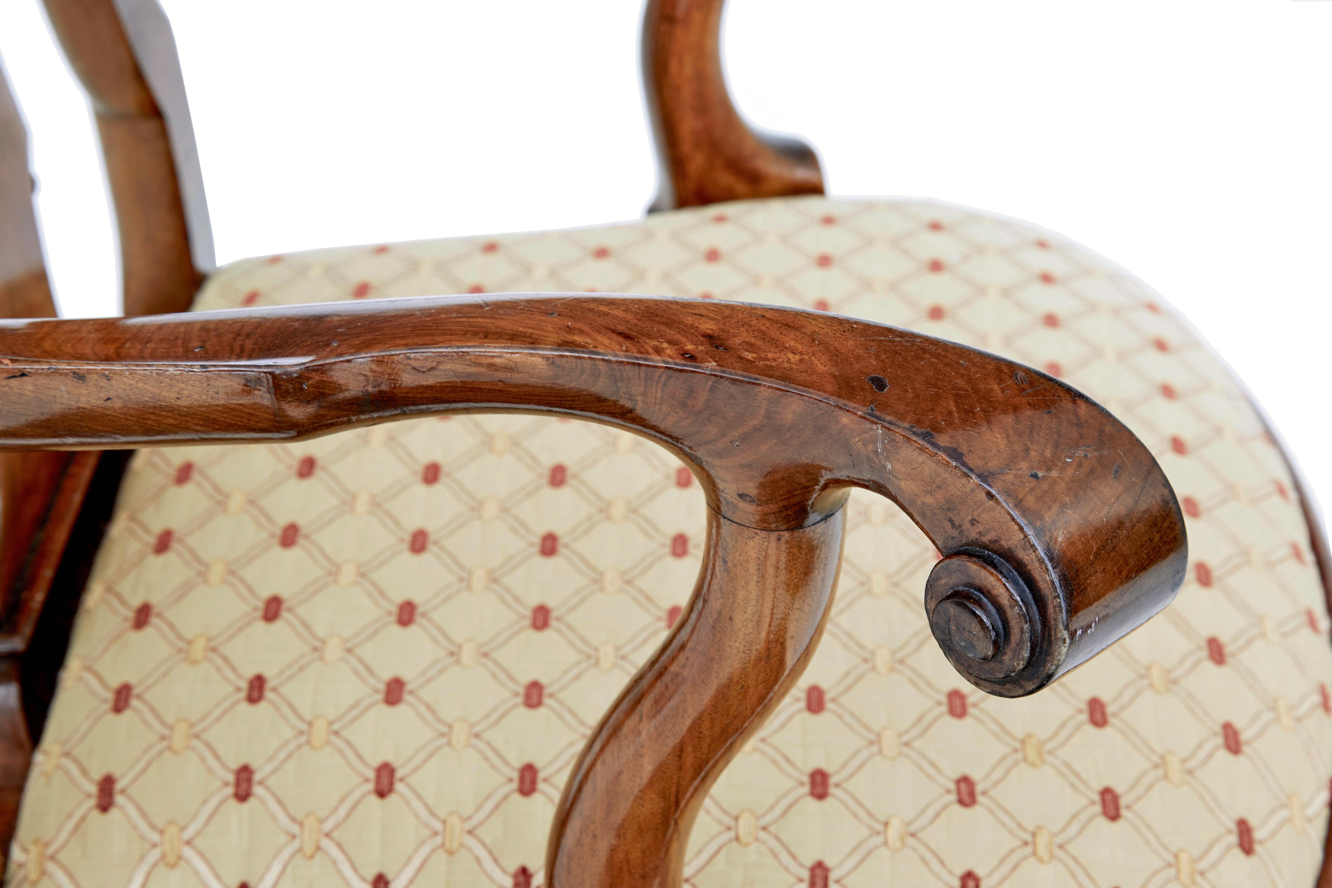 Set aus 8 geschnitzten Esszimmerstühlen aus Nussbaumholz im Queen Anne-Stil von Spillman & Co (20. Jahrhundert) im Angebot