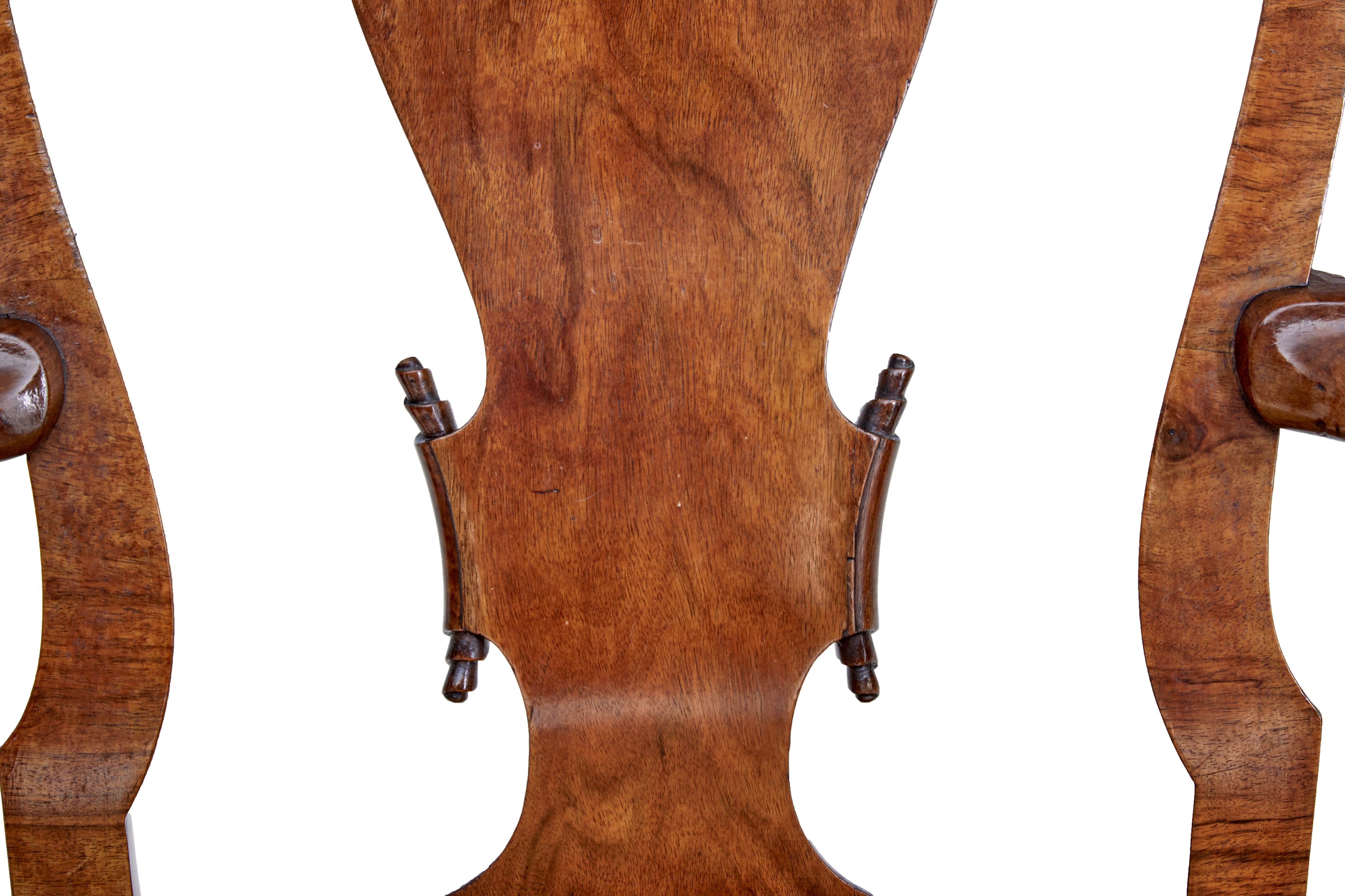 Set aus 8 geschnitzten Esszimmerstühlen aus Nussbaumholz im Queen Anne-Stil von Spillman & Co (Stoff) im Angebot