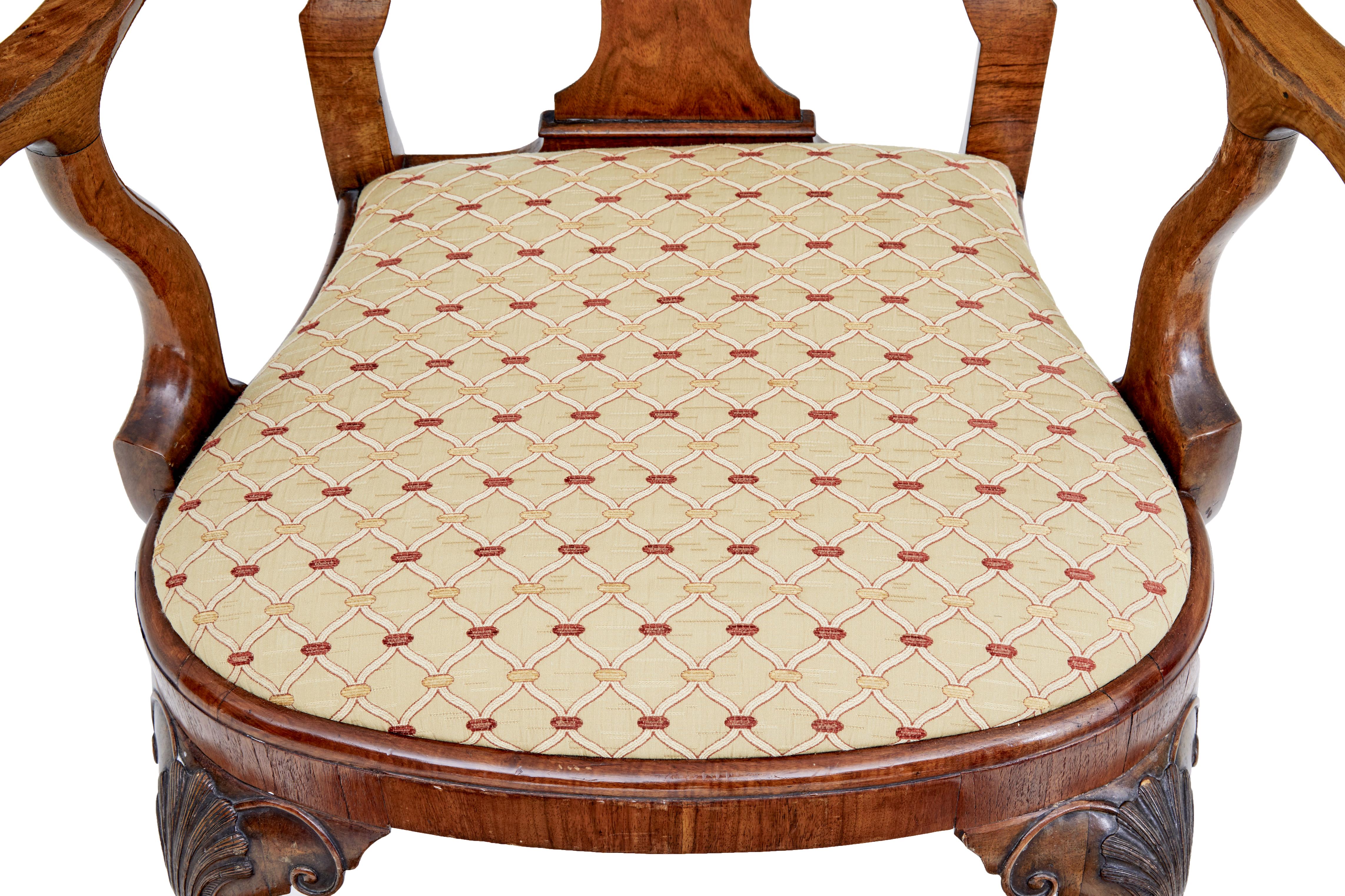 Set aus 8 geschnitzten Esszimmerstühlen aus Nussbaumholz im Queen Anne-Stil von Spillman & Co im Angebot 1