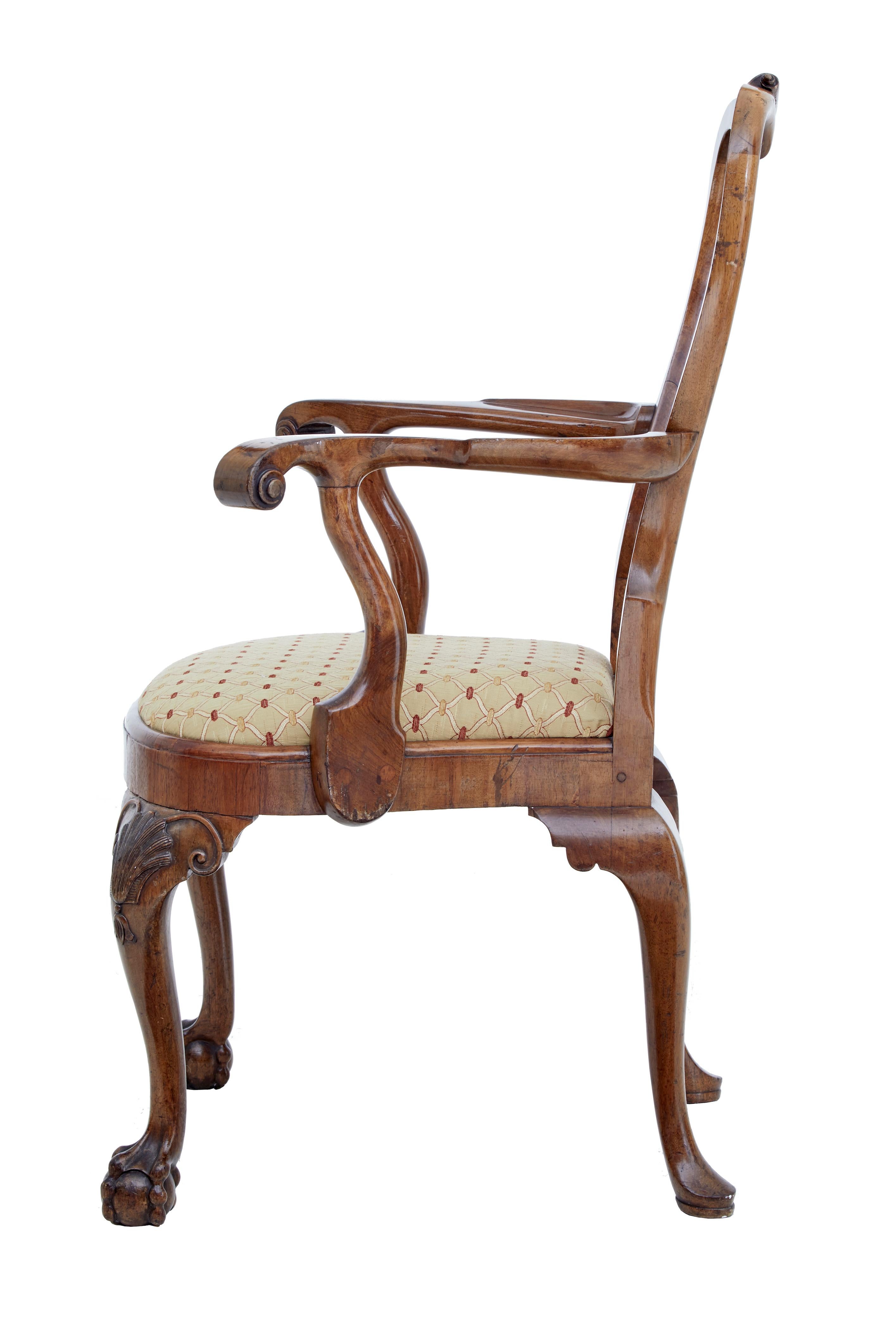 Set aus 8 geschnitzten Esszimmerstühlen aus Nussbaumholz von Spillman & Co (Queen Anne) im Angebot