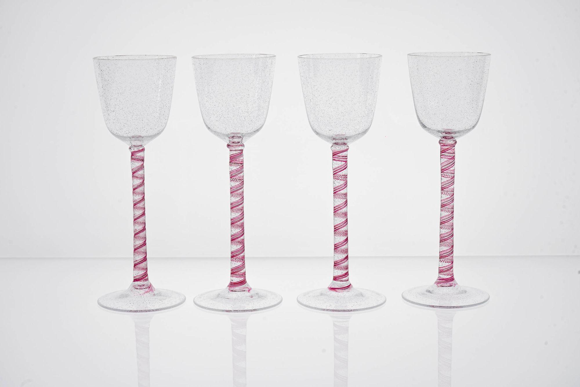 Exceptionnel ensemble de verres à pied Cenedese.
Cet ensemble de verres à pied, qui ne peut être répété, reproduit le verre à pied torsadé classique de l'époque géorgienne du XVIIIe siècle. La tige torsadée est en perles de rubis avec une seule