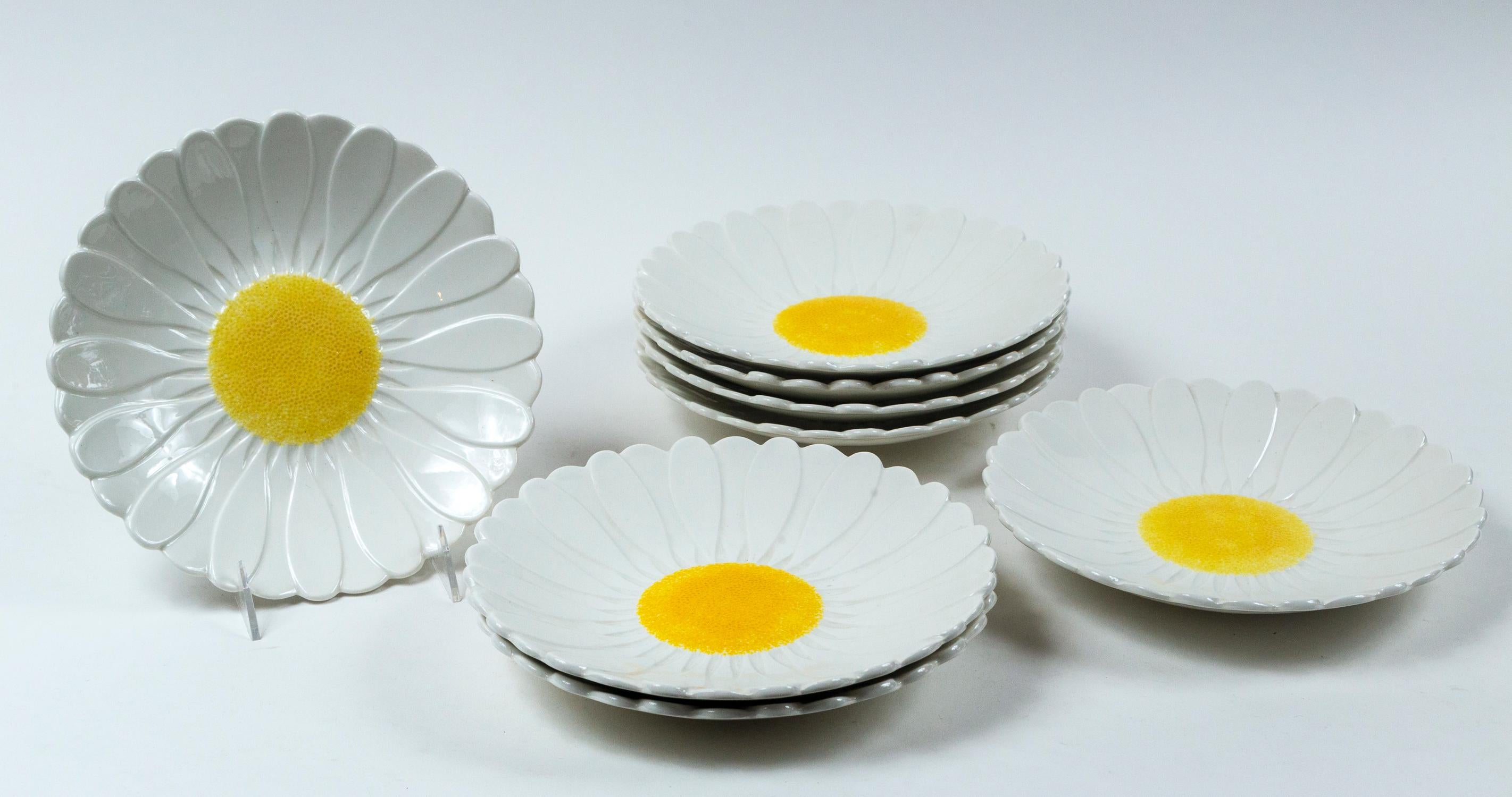 Set of 8 ceramic daisy plates, Gien, France, circa 1950's. Bold mid-century design, white with yellow center. Manufactured by Gien.