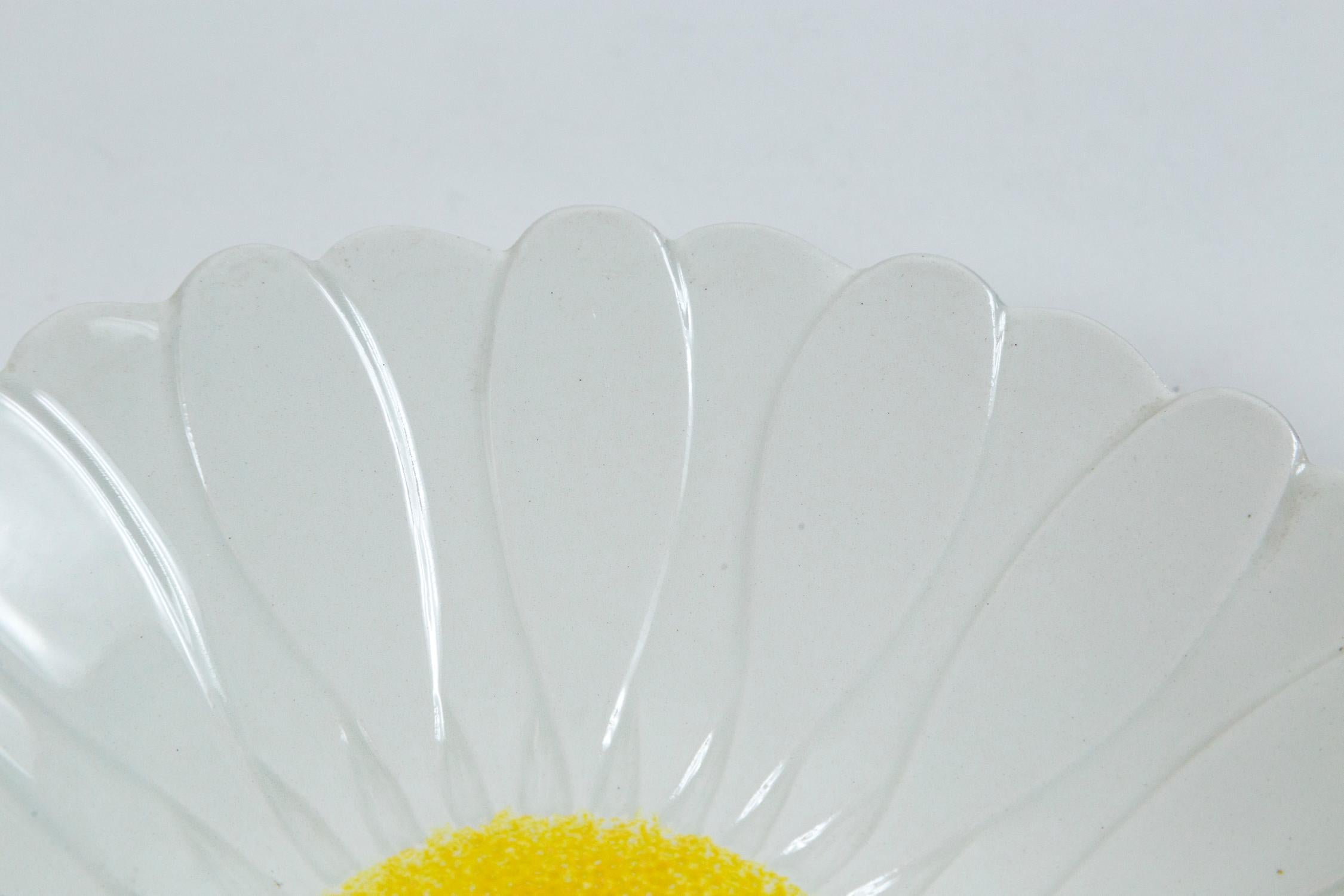 vintage daisy dishes