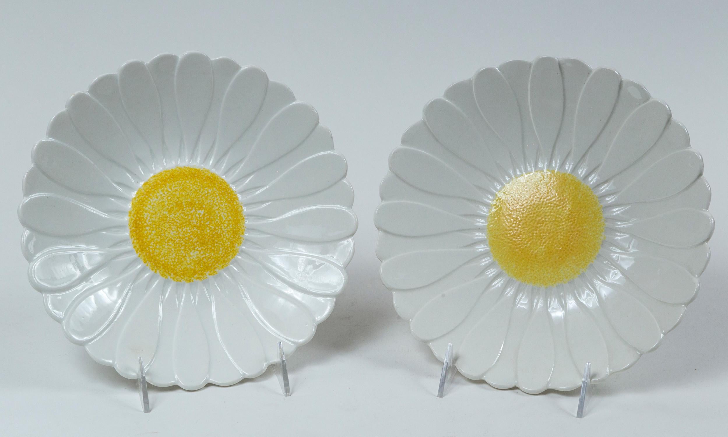 Set of 8 Ceramic Daisy Plates, Gien, France, circa 1950's In Good Condition In Chappaqua, NY