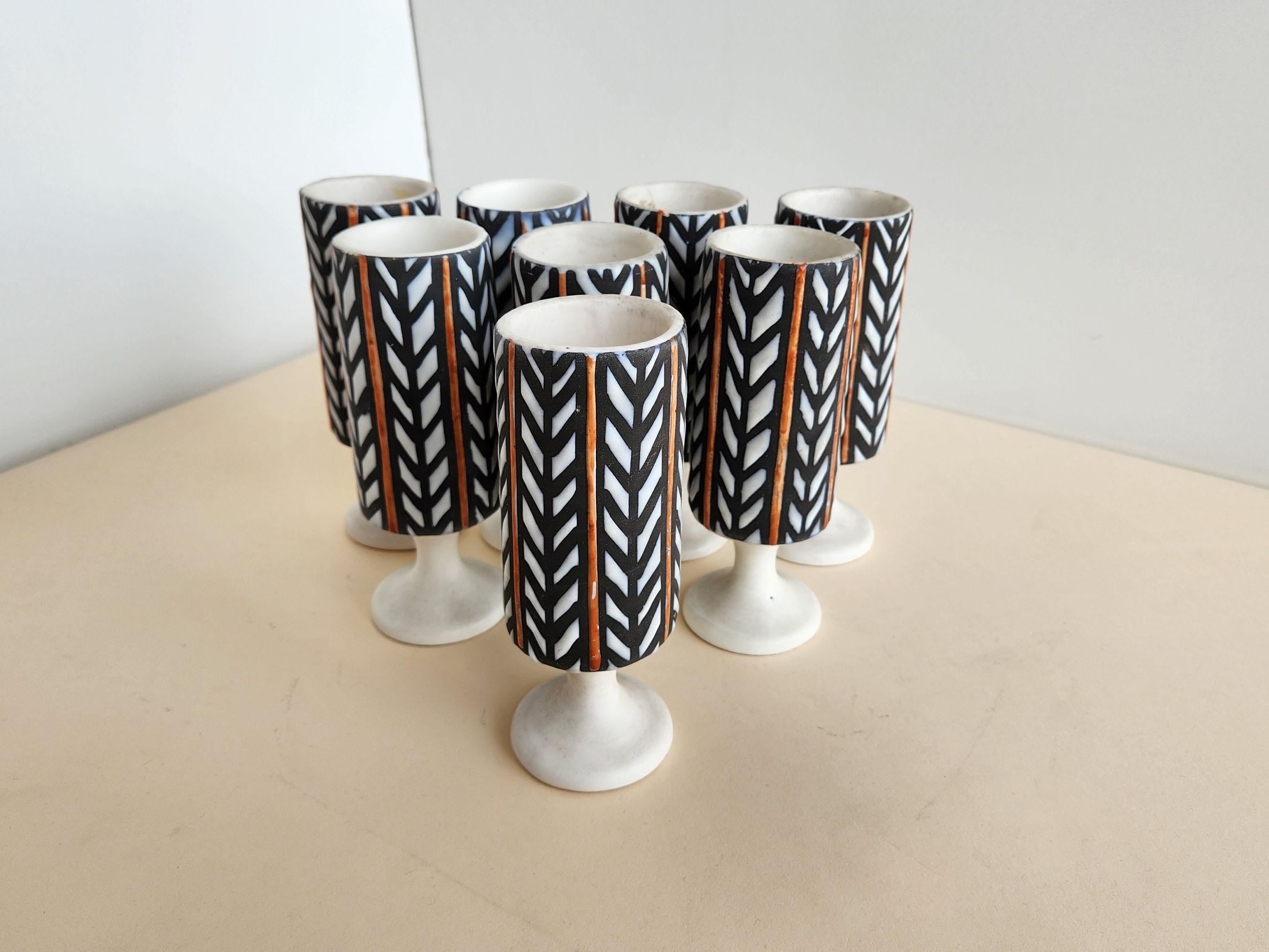 Roger Capron - Set of 8 Ceramic Mugs with Abstract Motif In Excellent Condition For Sale In Stratford, CT