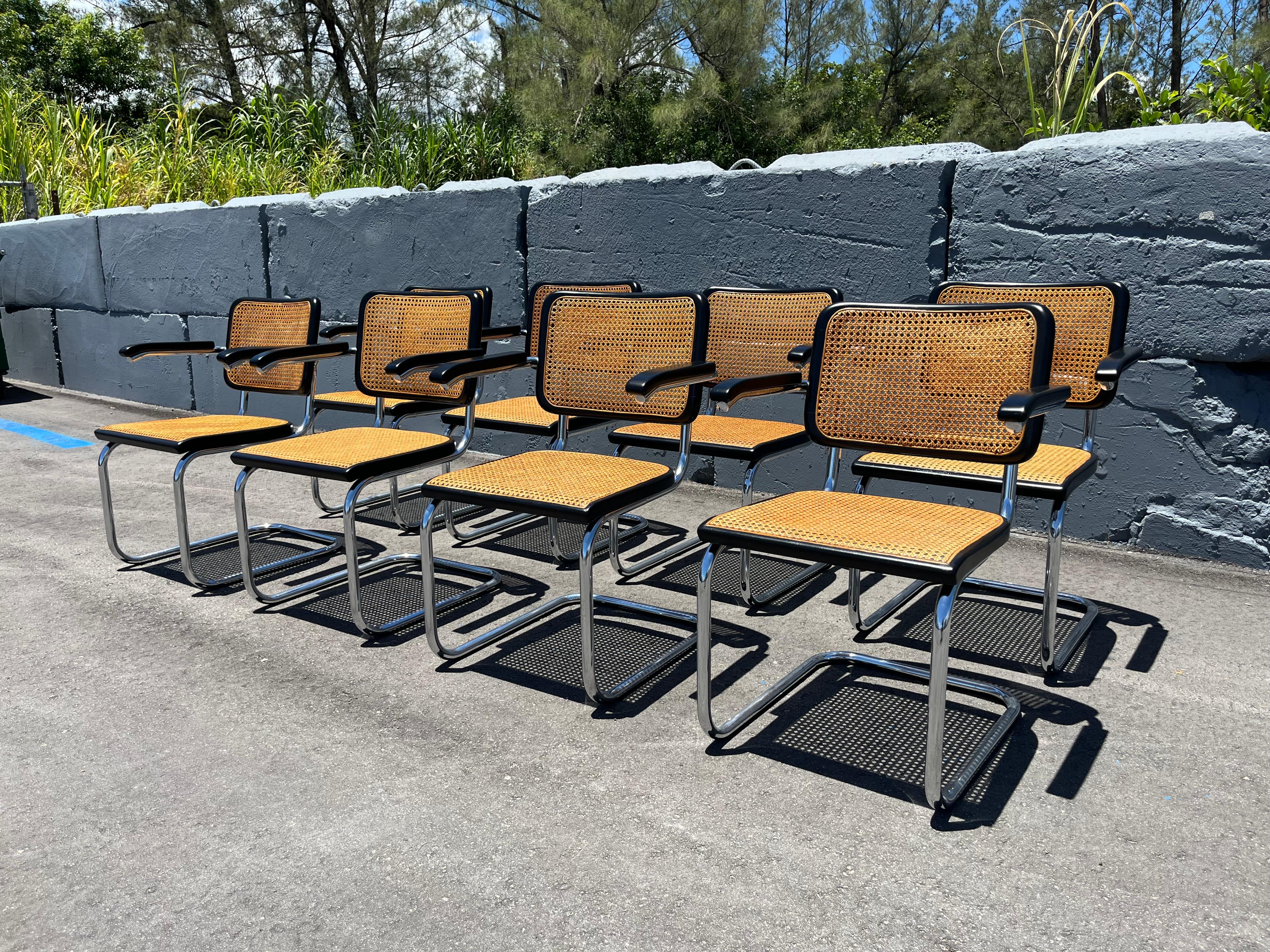 Satz von 8 Cesca B64 Rohrsesseln von Marcel Breuer für Thonet, schwarzer Holzrahmen mit Rohr, verchromter Stahl. Bereit für ein neues Zuhause.