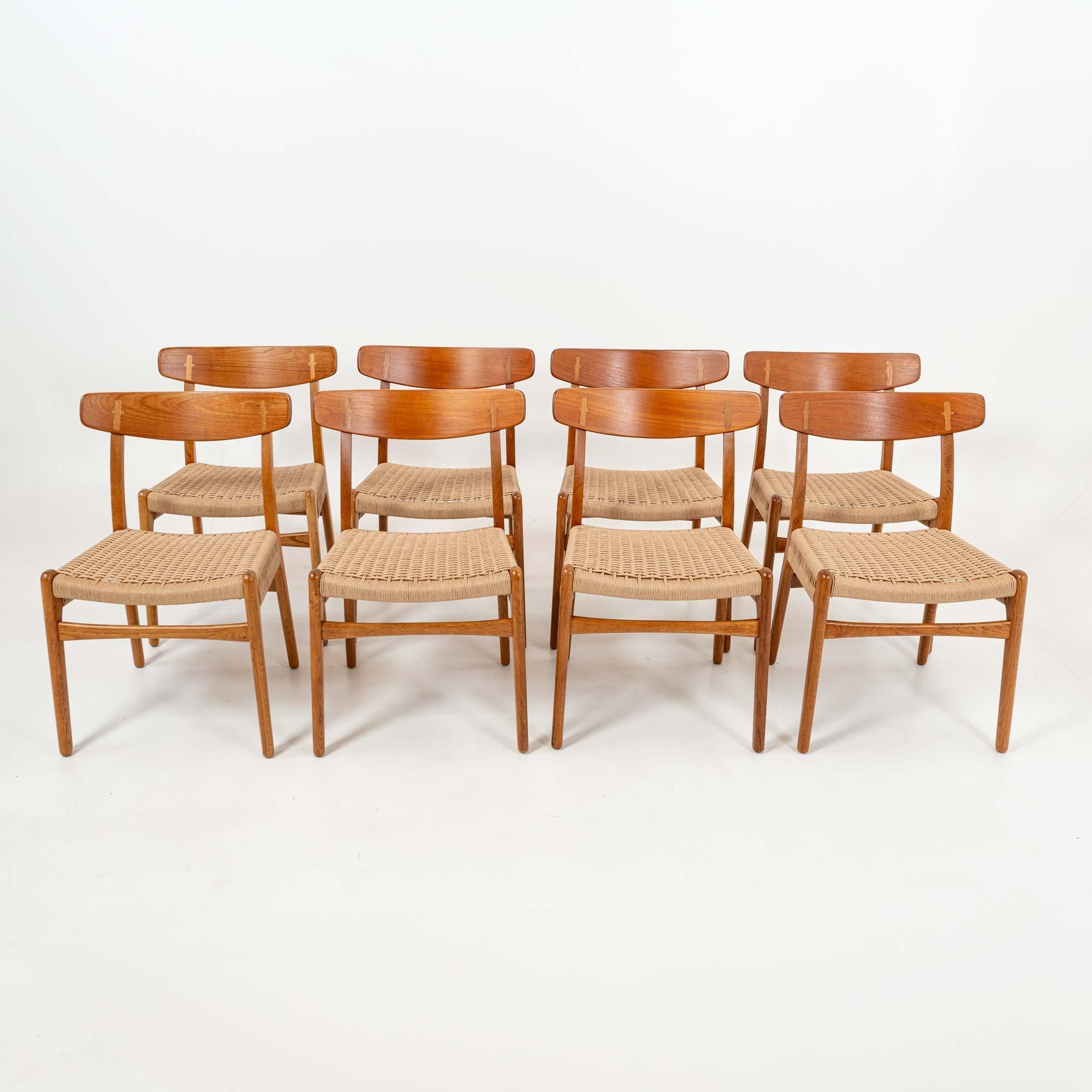 La CH23 è una delle prime sedie che Hans J. Wegner disegnò in esclusiva per Carl Hansen & Søn nel 1950. Questa sedia semplicistica incorpora in realtà molti dettagli sofisticati, come i CAP cruciformi dello schienale, la seduta a doppio tessuto e le