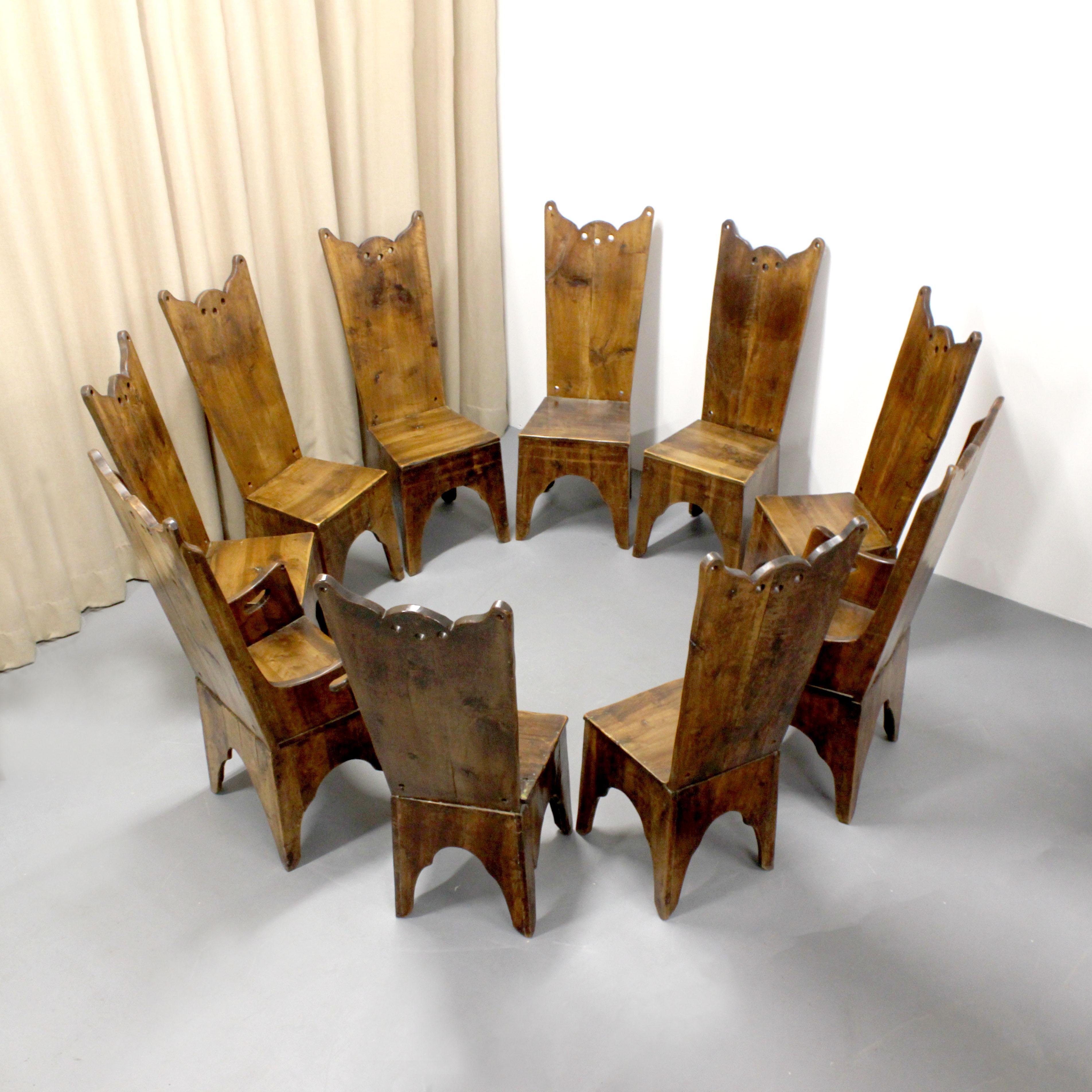 20ième siècle Set of 8 chairs and 2 armchairs in chestnut wood - Arts & Crafts to Art Nouveau en vente