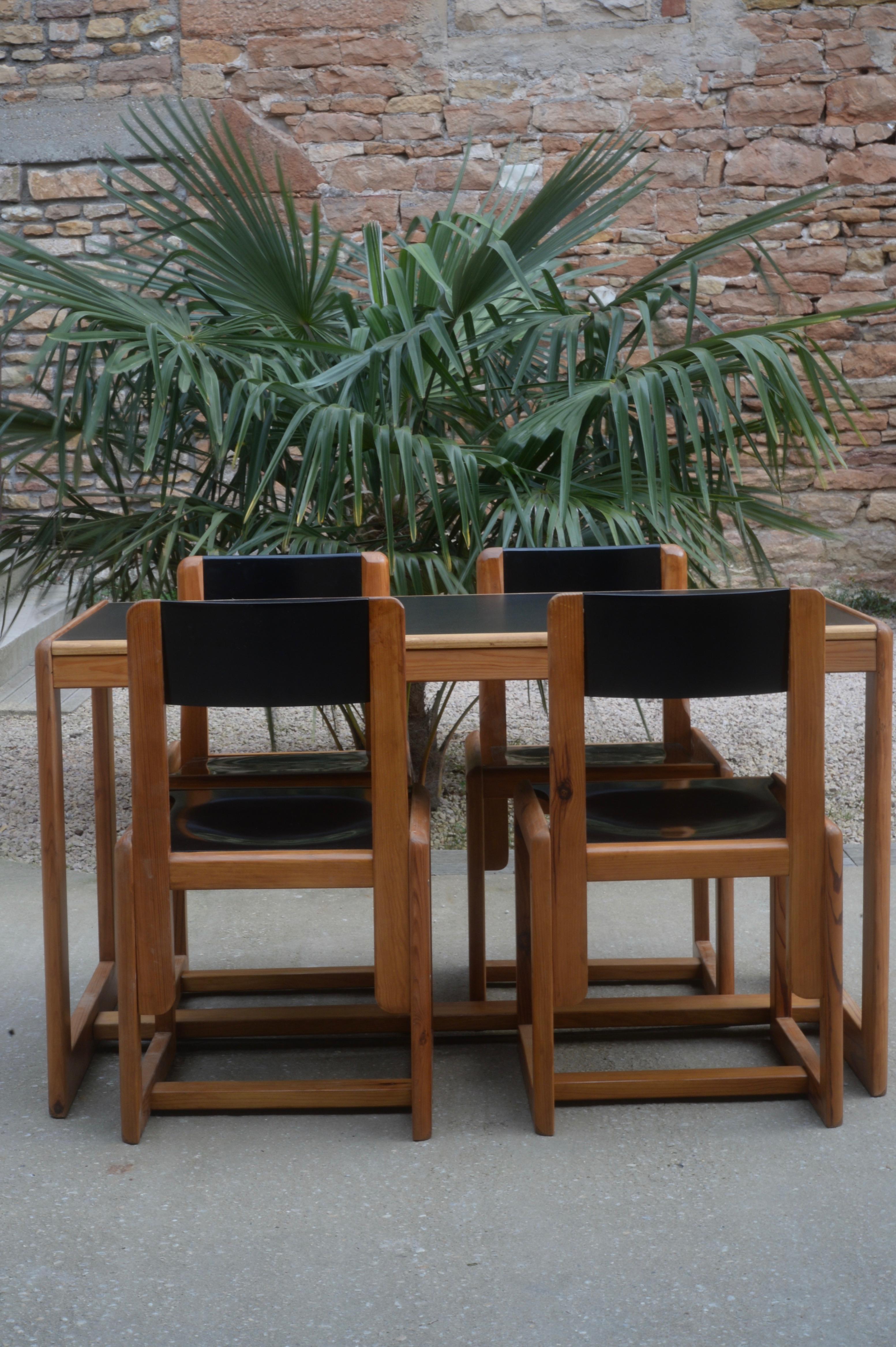 Set of 8 Chairs Andre Sornay In Good Condition In Charnay Les Macon, FR