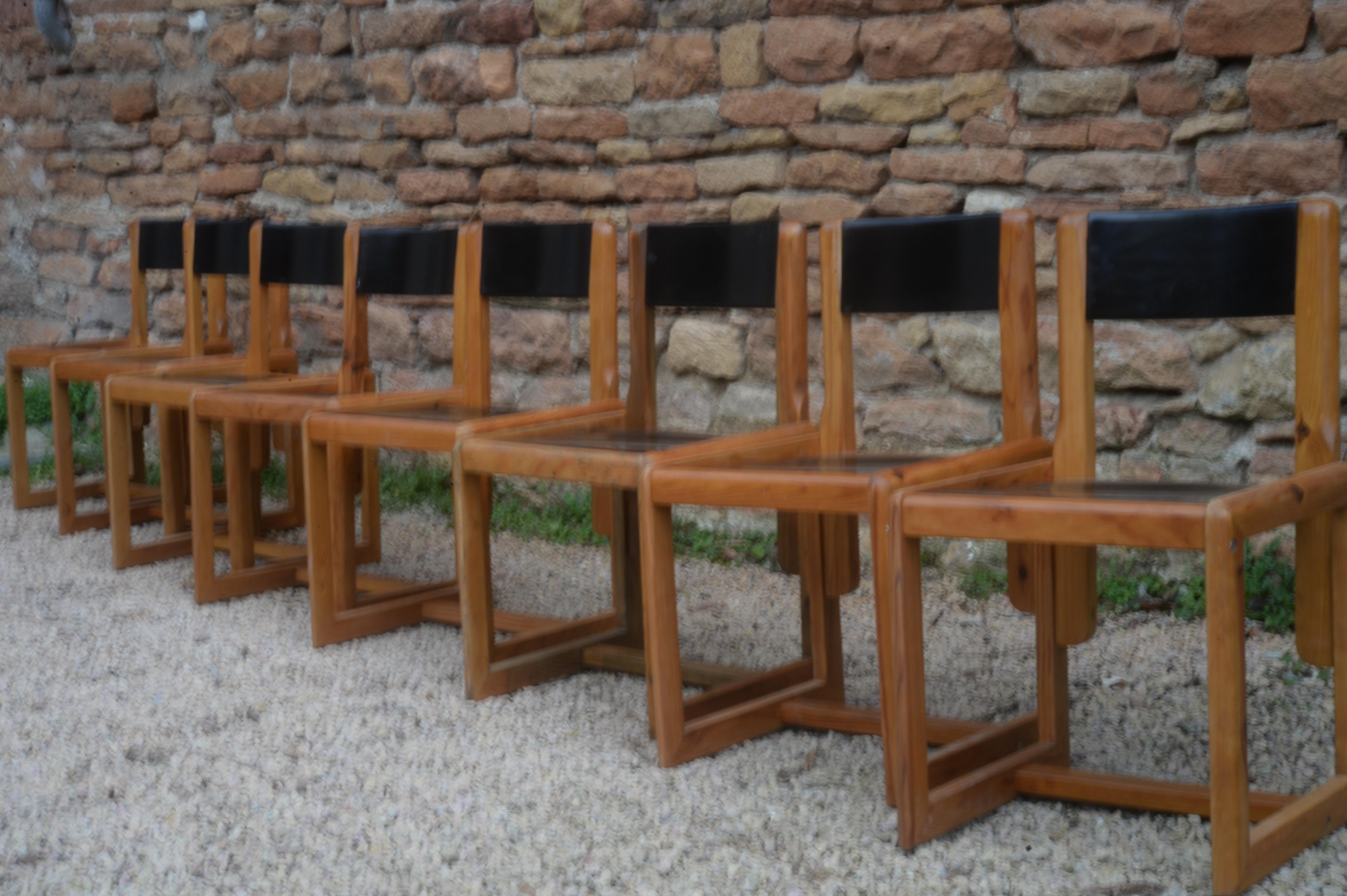 This set of 6 chairs was designed in the 1960s by the famous cabinet maker Lyon Sornay. These chairs are composed of a structure entirely made of natural pine, the different elements are connected by the patented system by the cabinetmaker. The seat