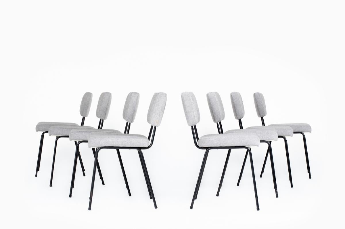 Satz von 8 Stühlen, herausgegeben von Airborne in den 50er Jahren
Struktur aus schwarz lackiertem Metallrohr, Sitz und Rückenlehne aus Schaumstoff, bezogen mit grauem Stoff