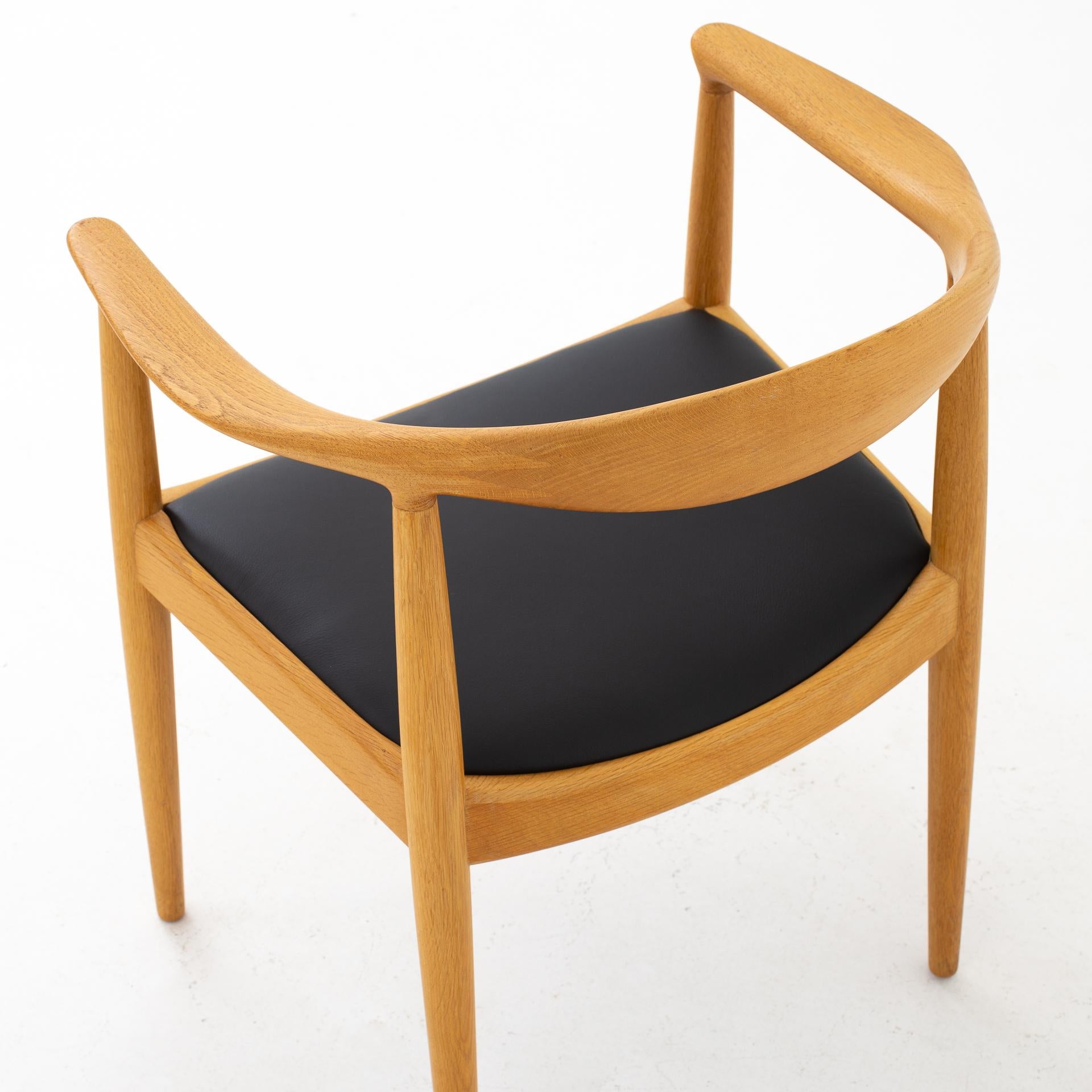 Set of 8 Chairs by Hans J. Wegner 1