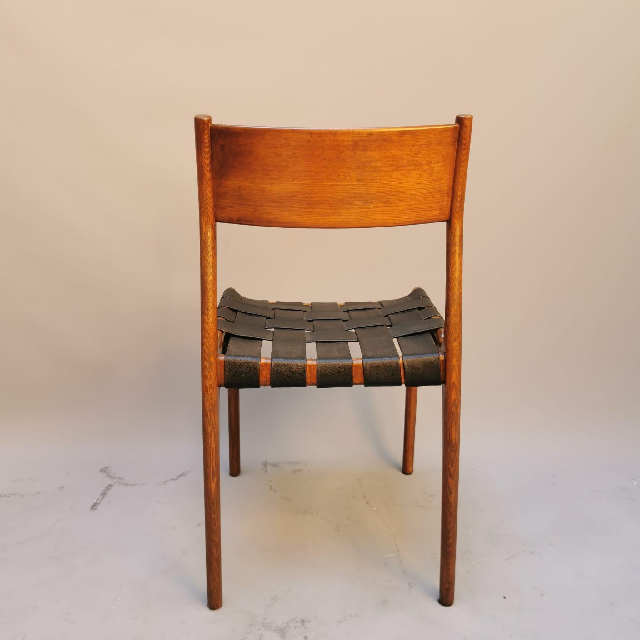 Set of 8 chairs in blonde wood and woven skaï seat. Model filed by the publisher Gessef - Consorzio sedie Friuli (the chairs bear the label) in the 60s in Italy. Of a rare model, inspired by the Scandinavian design of the 60s, these 4 chairs are in