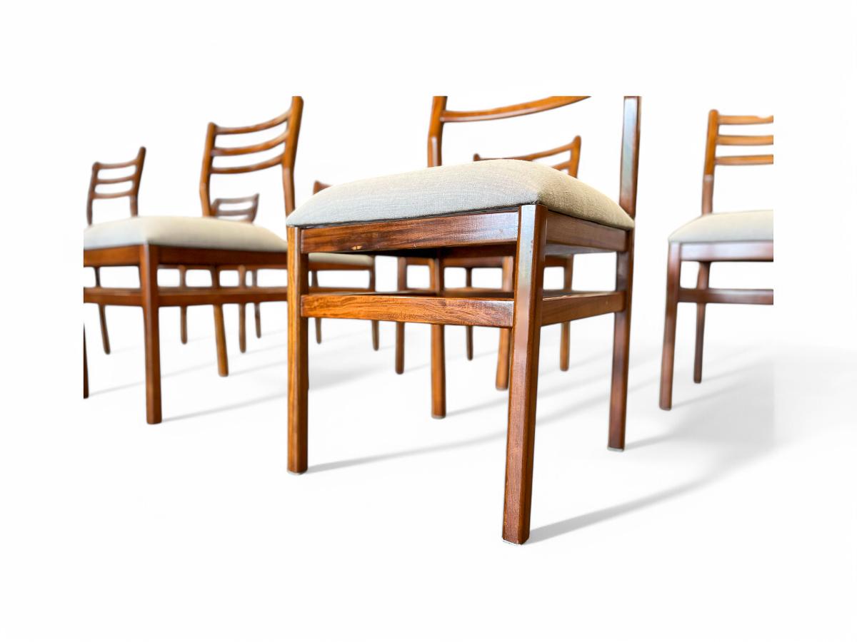 Ce magnifique ensemble de 8 chaises présente une structure raffinée en Caviuna avec des sièges en tissu, alliant un design léger à une solidité et une durabilité remarquables. Leur style moderne brésilien en fait un complément polyvalent pour toute