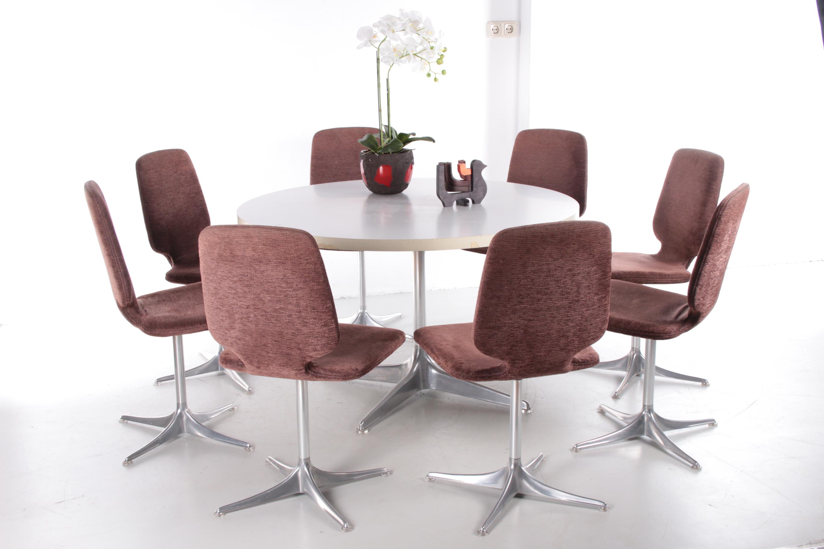 Set of 8 chairs with table by Horst Bruning Chair Model Sedia for cor.


Dining table group model Sedia,

German design by Horst Brüning for COR.

Designed in 1966.

Seats upholstered in brown velvet.

Polished aluminum base. Dining table