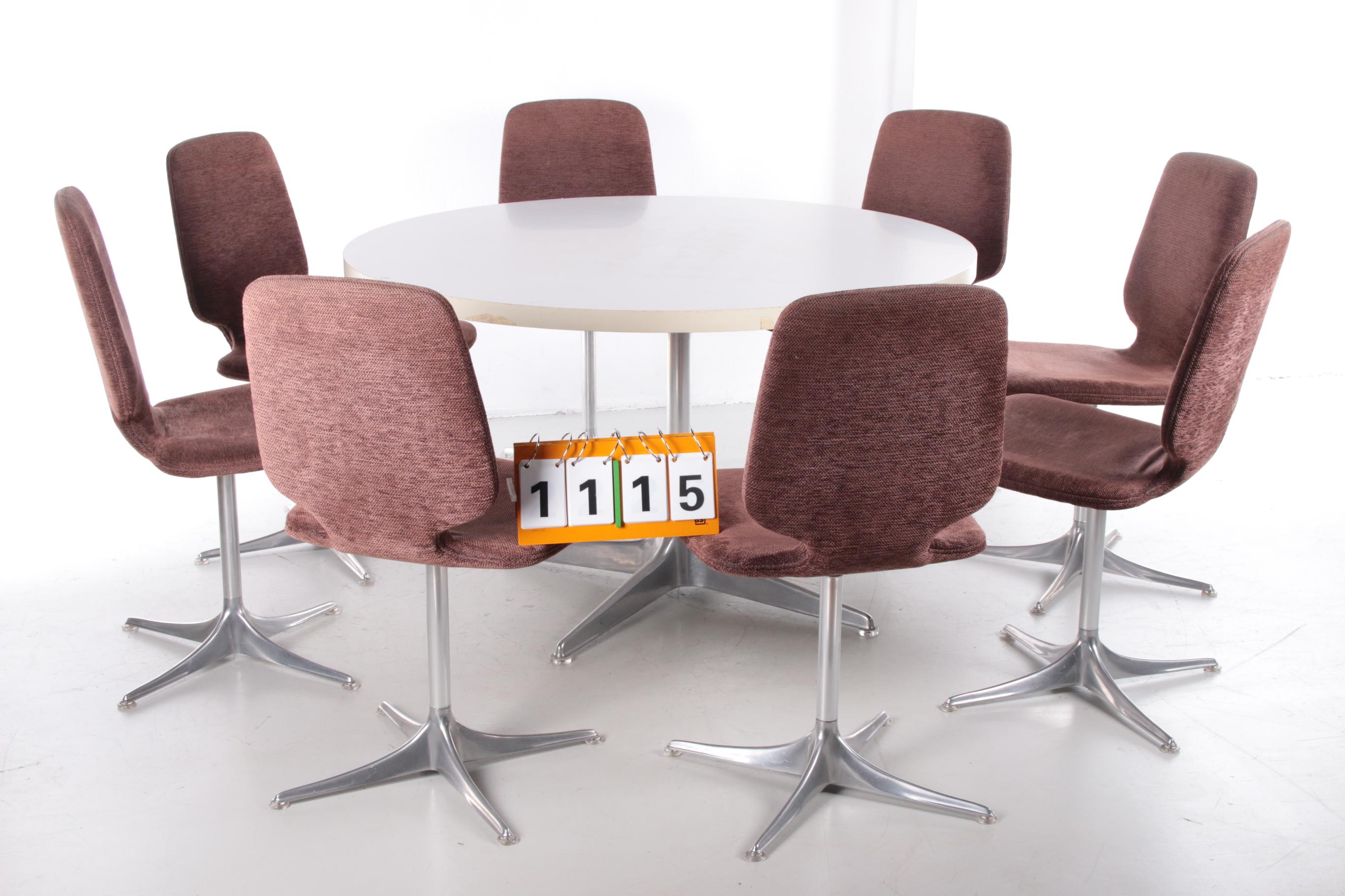 Satz von 8 Stühlen mit Tisch von Horst Bruning Stuhl Modell Sedia für COR.


Esstischgruppe Modell Sedia,

Deutsches Design von Horst Brüning für COR.

Entworfen im Jahr 1966.

Sitze mit braunem Samt gepolstert.

Sockel aus poliertem Aluminium.