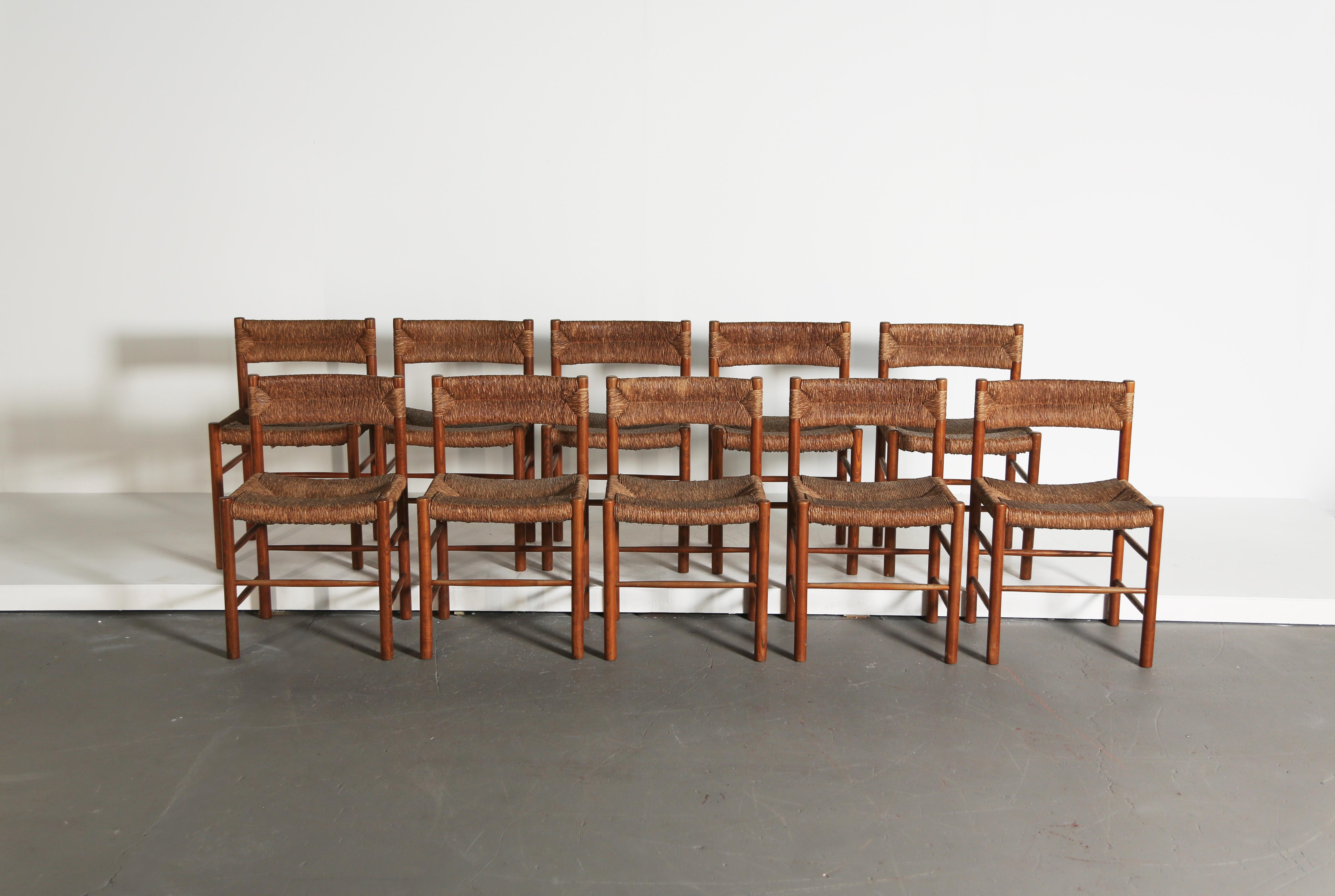 Un raro set di dieci sedie originali Charlotte Perriand / Robert Sentou Dordogne, Francia, anni Sessanta. Sedili e schienali originali in giunco in buone condizioni con una patina superba.  Altre foto sono disponibili su richiesta.  Spedizione