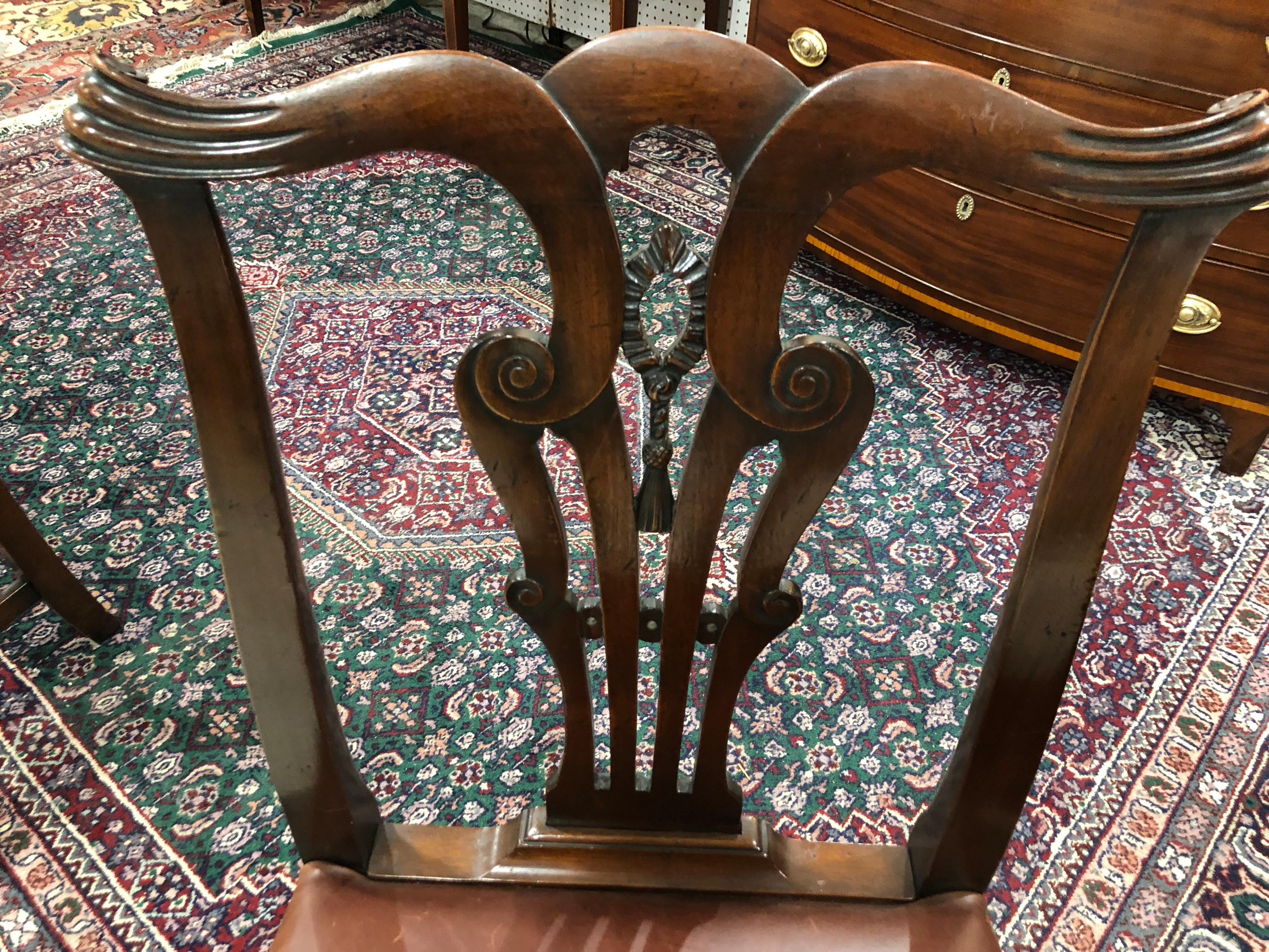 Set of 8 solid mahogany dining chairs, Chippendale style, 20th century, brown leather seats, 2 arms and 6 sides, very sturdy and strong, stretchers.