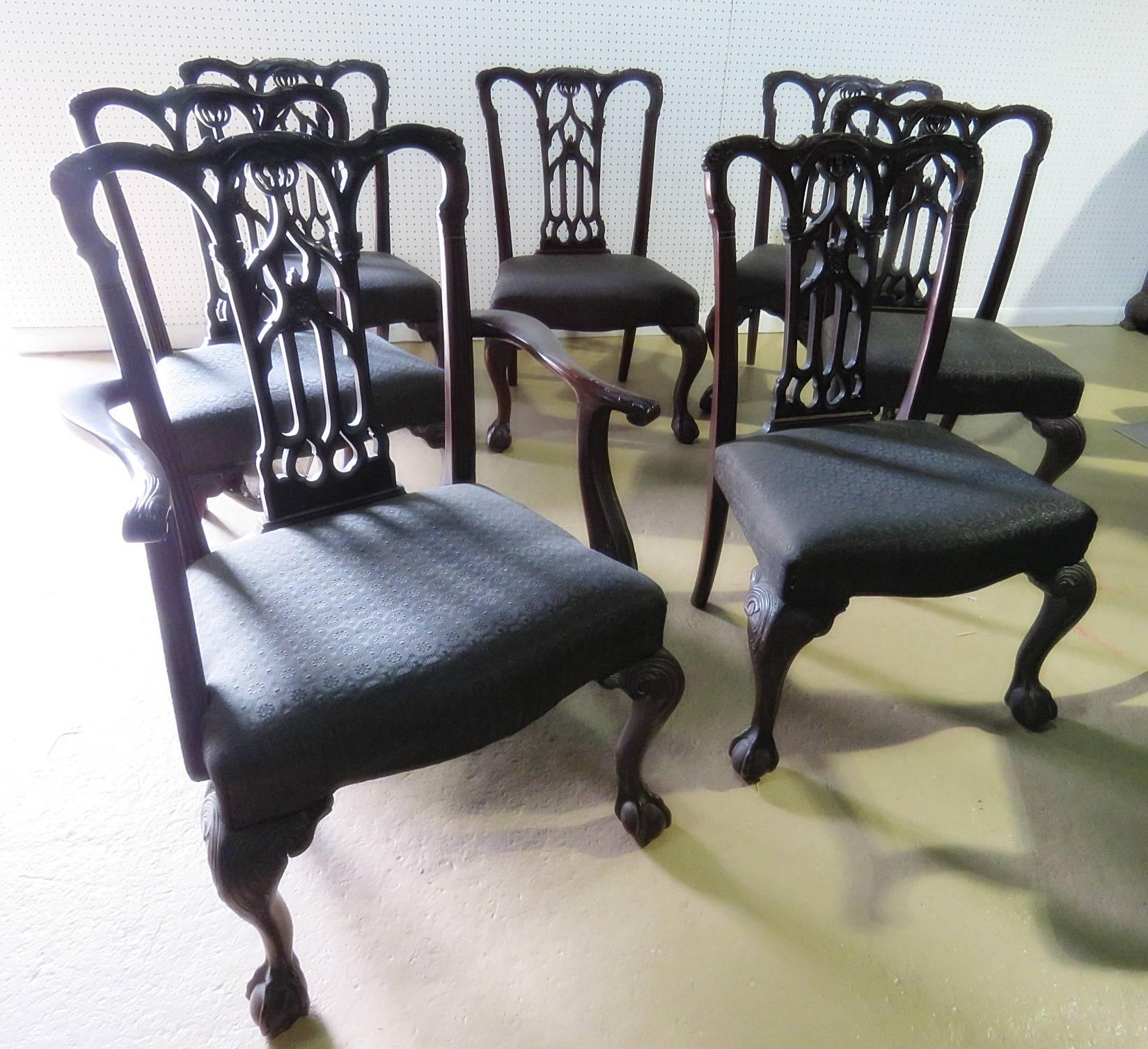 Tissu d'ameublement Ensemble de huit chaises de salle à manger de style Chippendale en vente