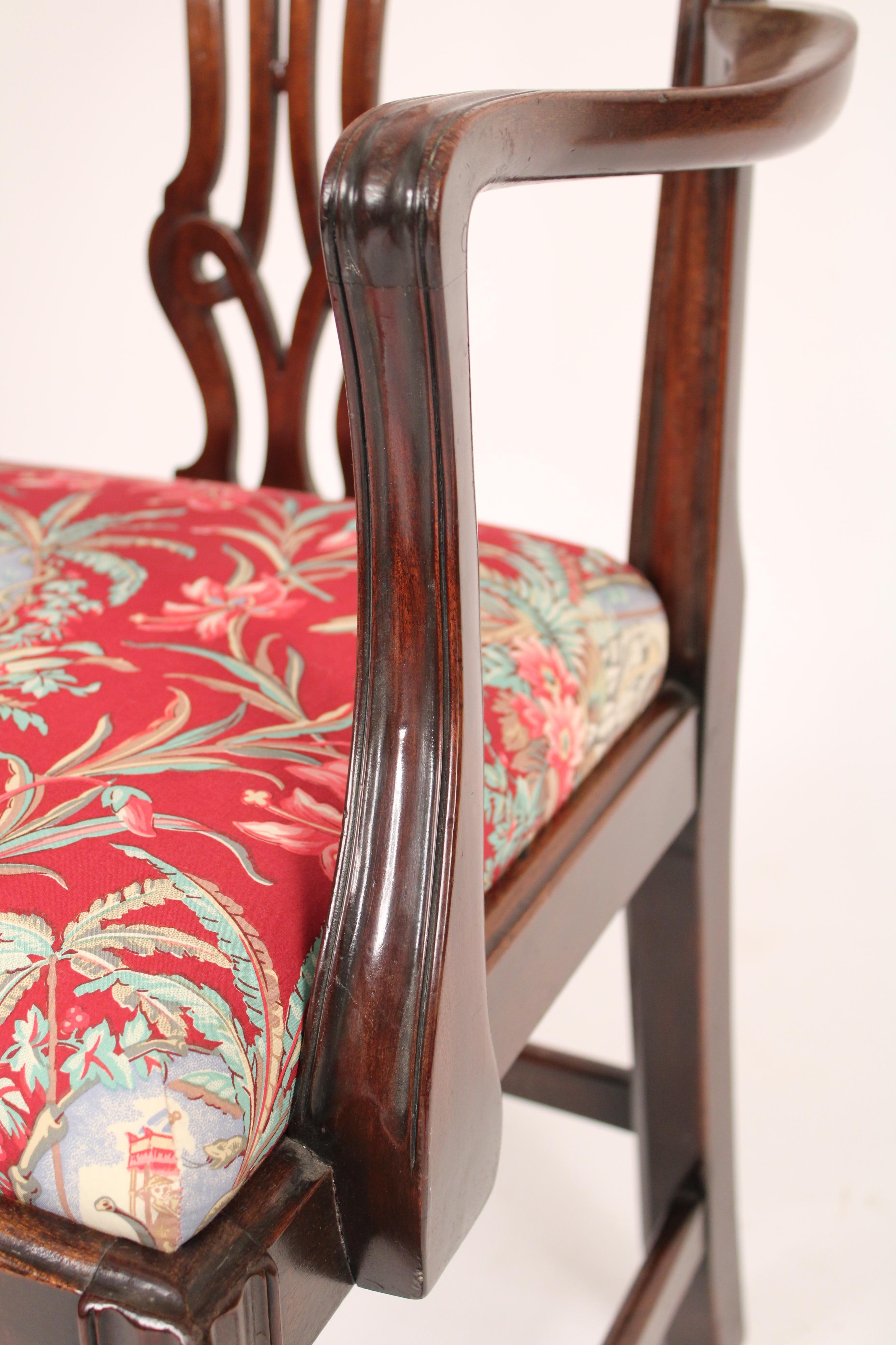 Set of 8 Chippendale style Mahogany Dining Room Chairs For Sale 5