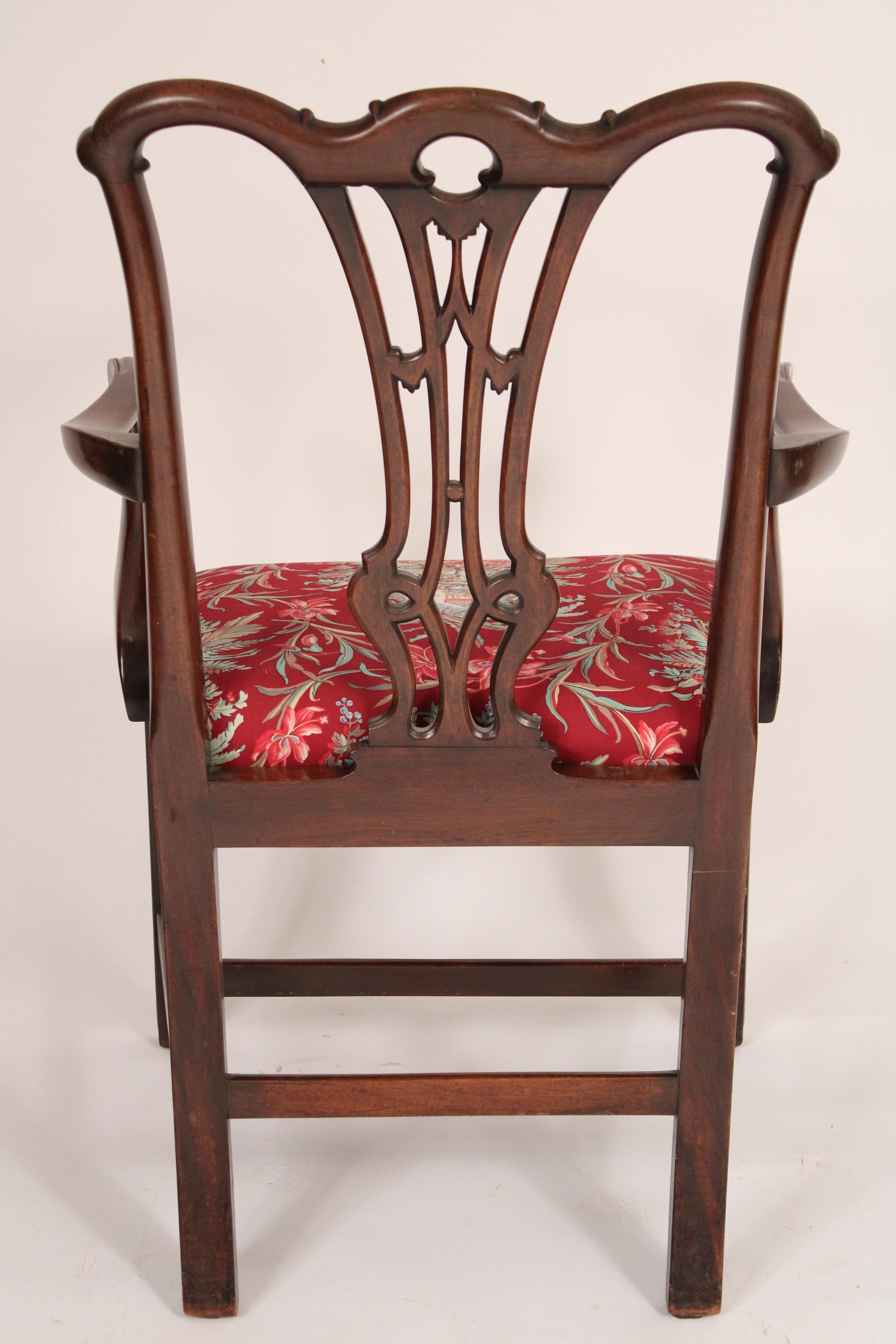 Set of 8 Chippendale style Mahogany Dining Room Chairs For Sale 1