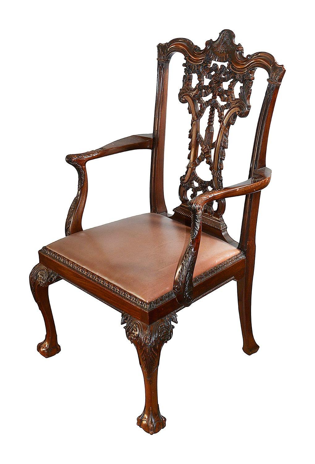 Un set di otto sedie da pranzo in stile Chippendale inglese della fine del XIX secolo di ottima qualità. Ognuno di essi presenta una meravigliosa decorazione con nastri e nappe intagliate a mano e traforate sullo schienale. Set imbottito a goccia,