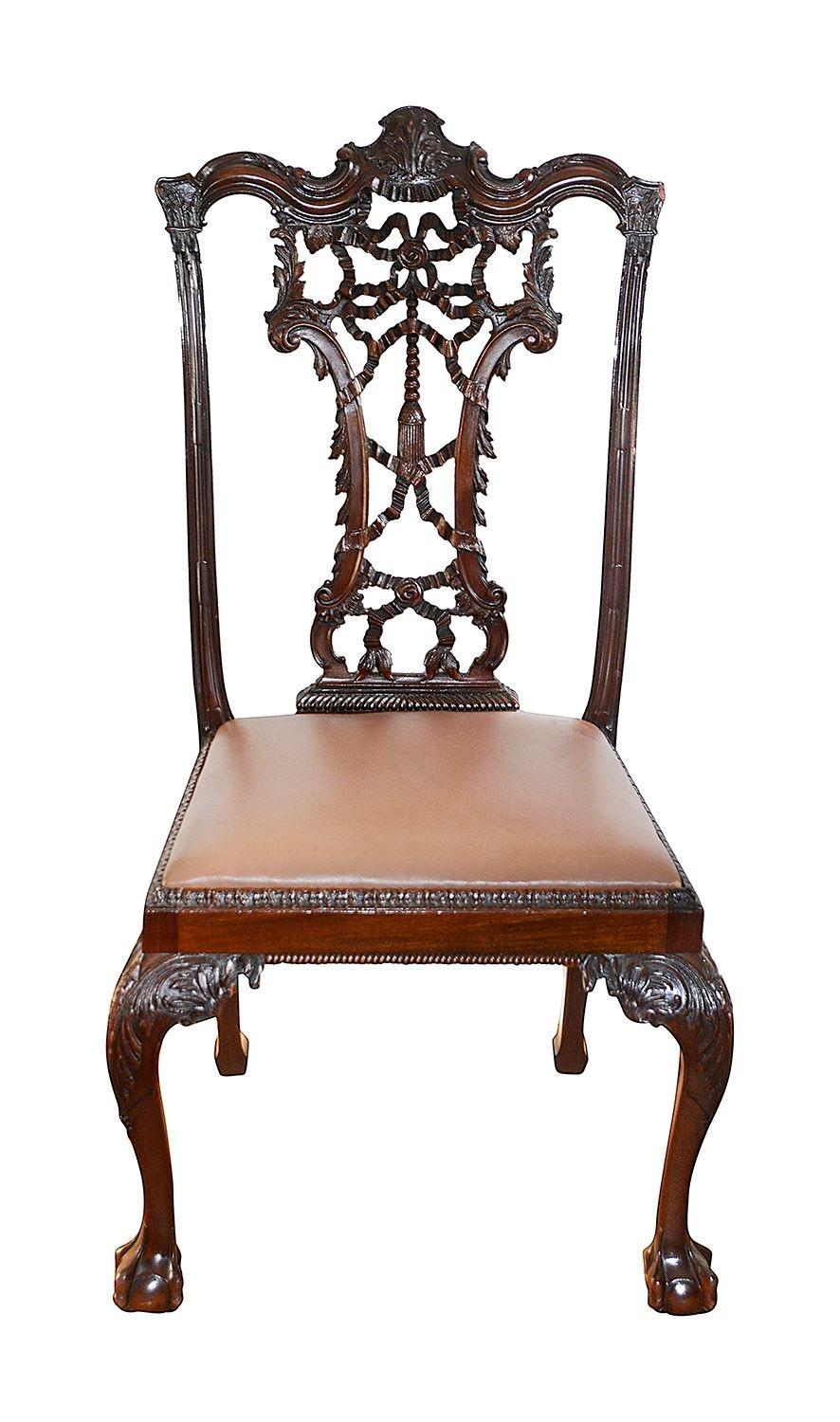 Satz von 8 Mahagoni-Esszimmerstühlen im Chippendale-Stil mit Bandrücken, um 1880 (Handgeschnitzt) im Angebot