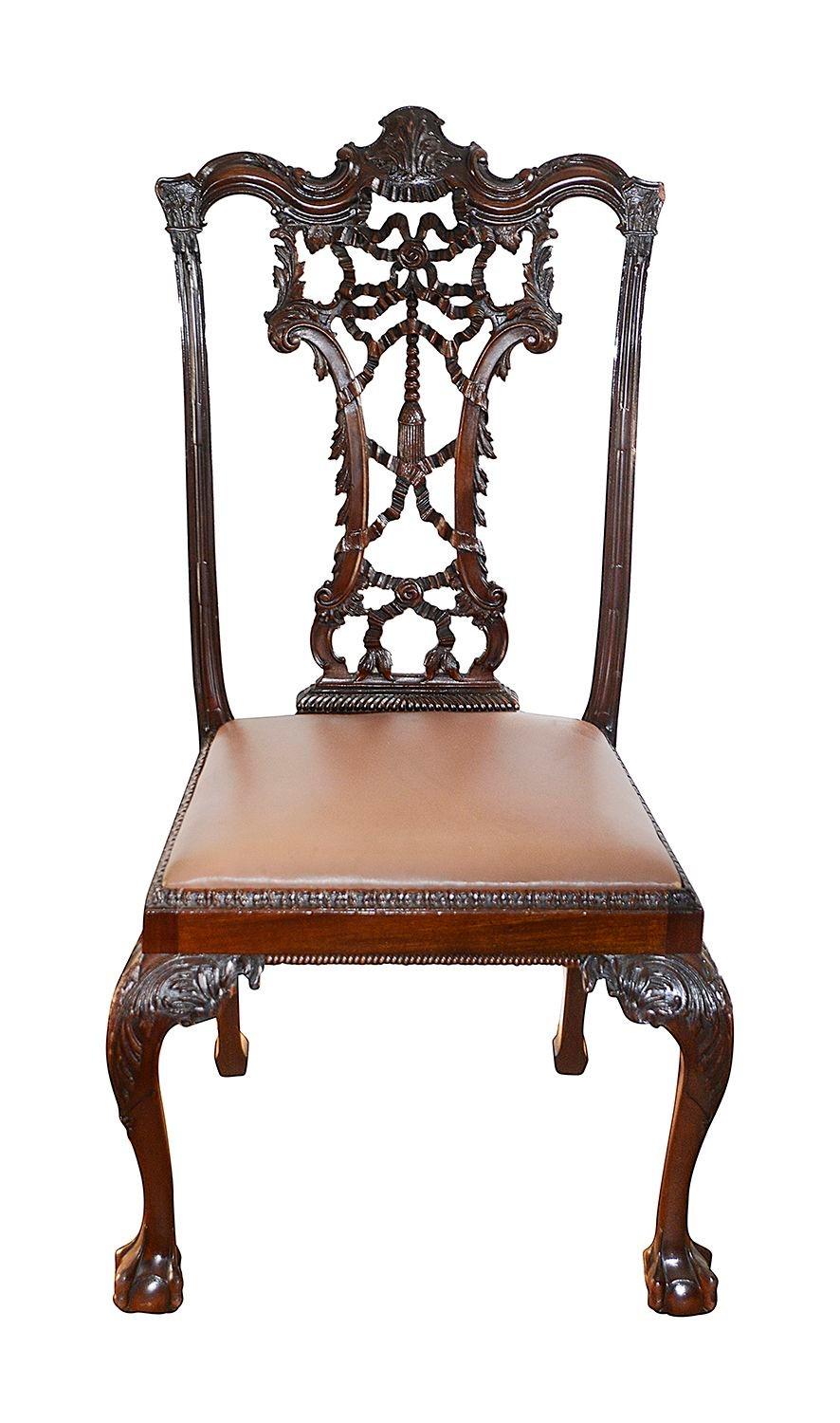 Intagliato a mano Set di 8 sedie da pranzo con schienale a nastro in mogano in stile Chippendale, circa 1880 in vendita
