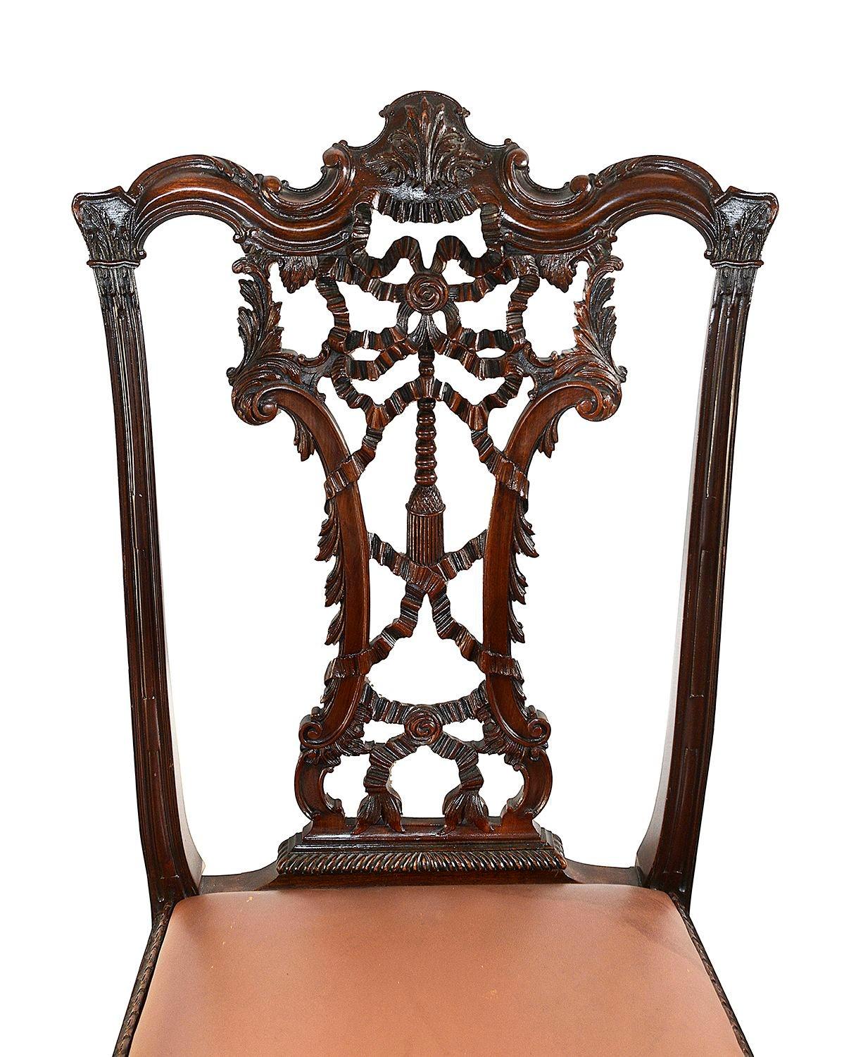 Satz von 8 Mahagoni-Esszimmerstühlen im Chippendale-Stil mit Bandrücken, um 1880 (19. Jahrhundert) im Angebot