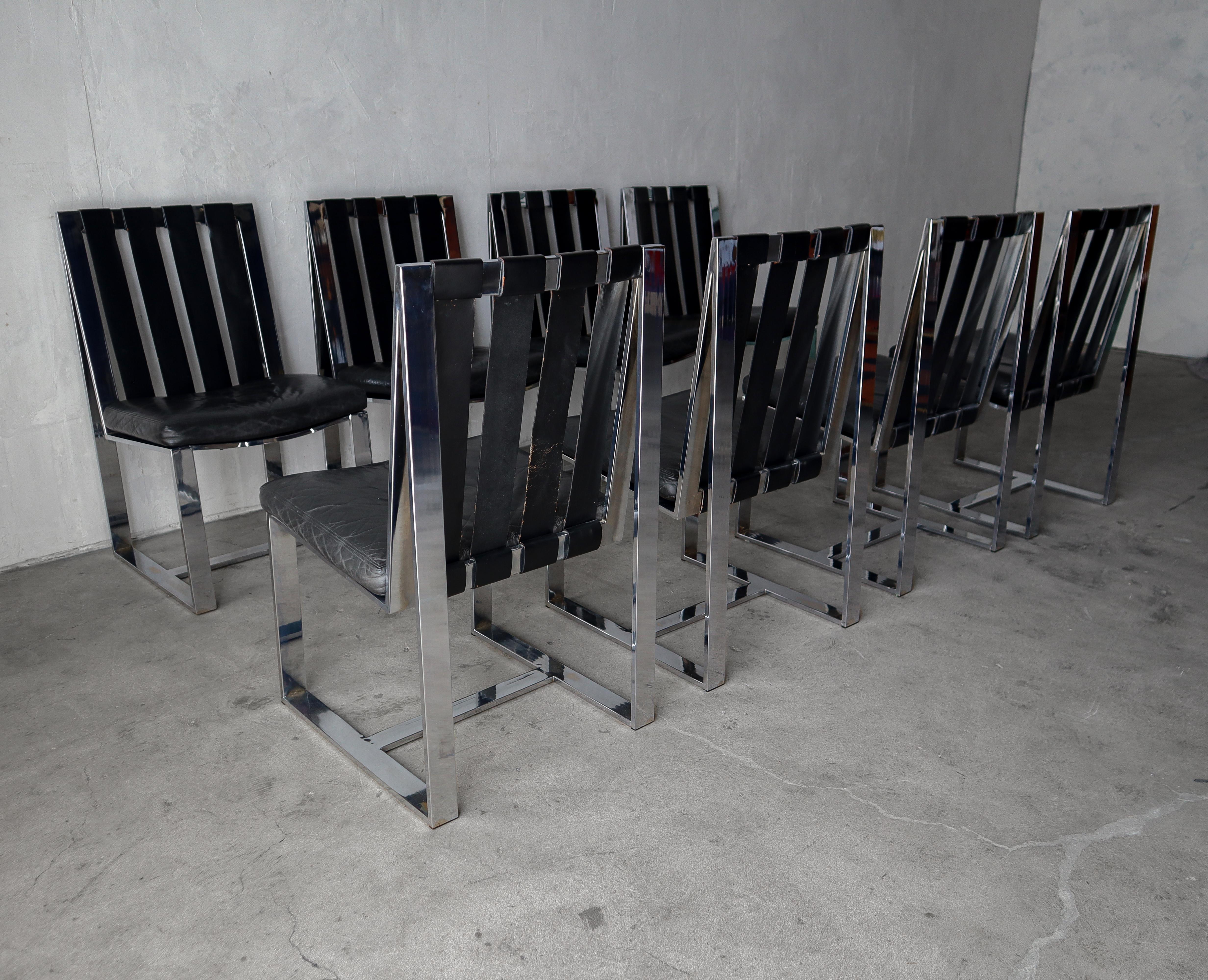 Exquise série de 8 chaises de salle à manger en chrome et cuir par Milo Baughman pour Thayer Coggin.  Tout est d'origine, les étiquettes sont intactes.  Les cadres chromés angulaires et miroitants, combinés aux sangles et à l'assise en cuir noir,