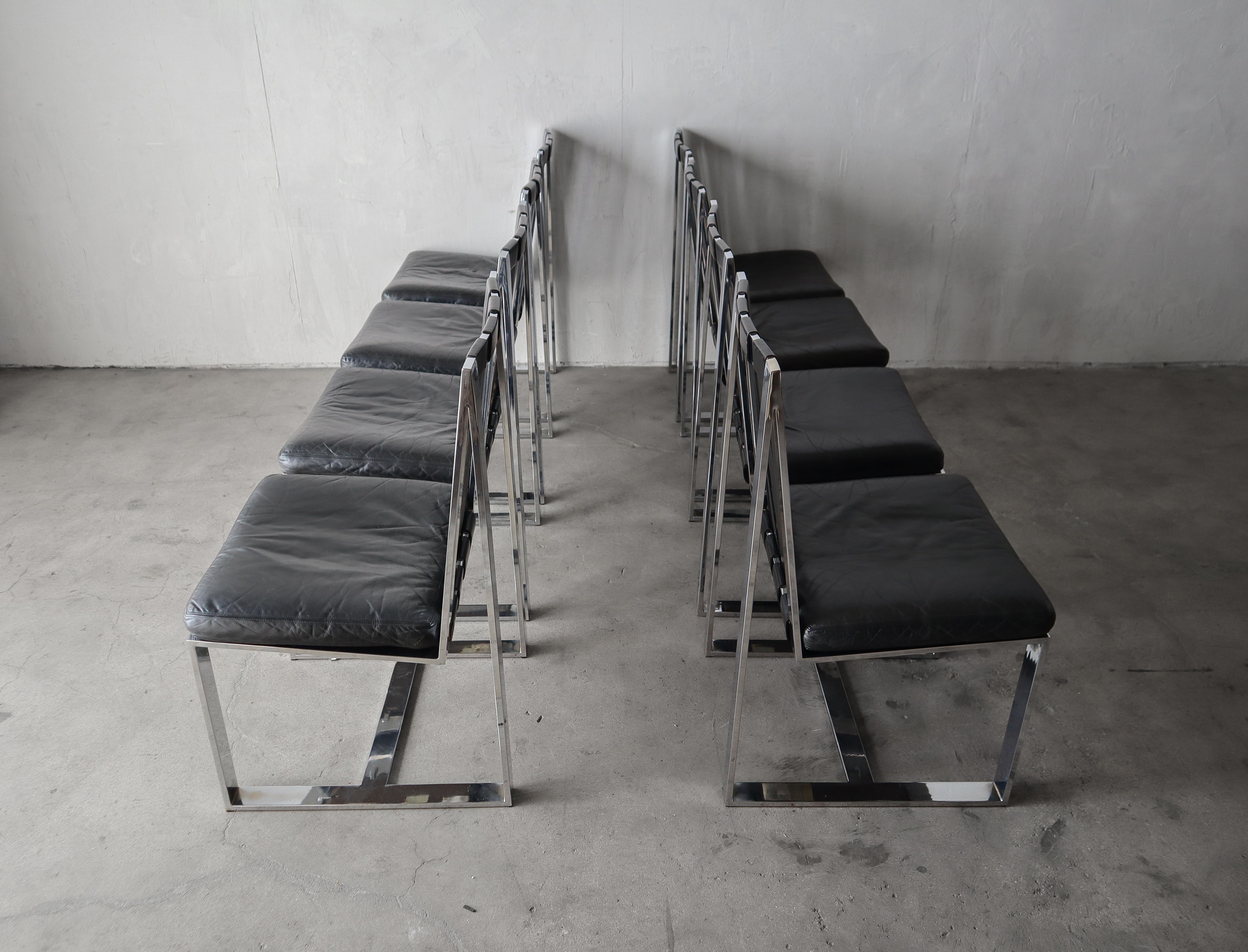 20ième siècle Ensemble de 8 chaises de salle à manger chromées et en cuir en vente