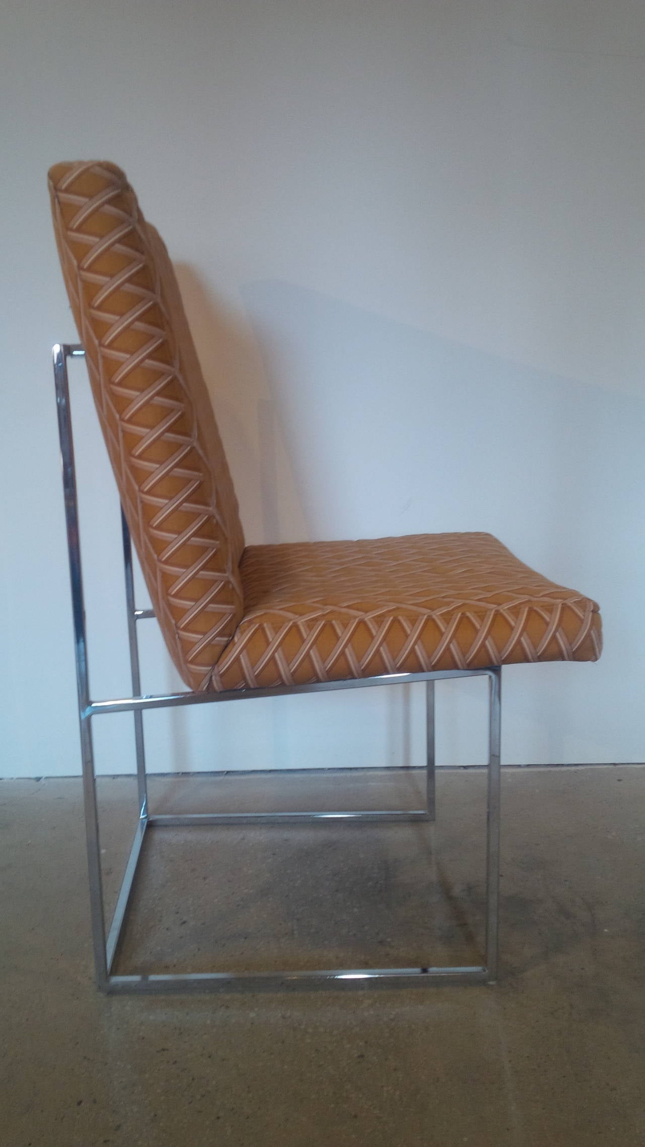 Ensemble de huit (8) chaises de salle à manger en COM / COL avec cadre tubulaire en finition chrome poli, conçu par Milo Baughman pour Thayer Coggin. USA, vers 1960. 

Le prix comprend le rembourrage personnalisé en COM (matériau propre au client)