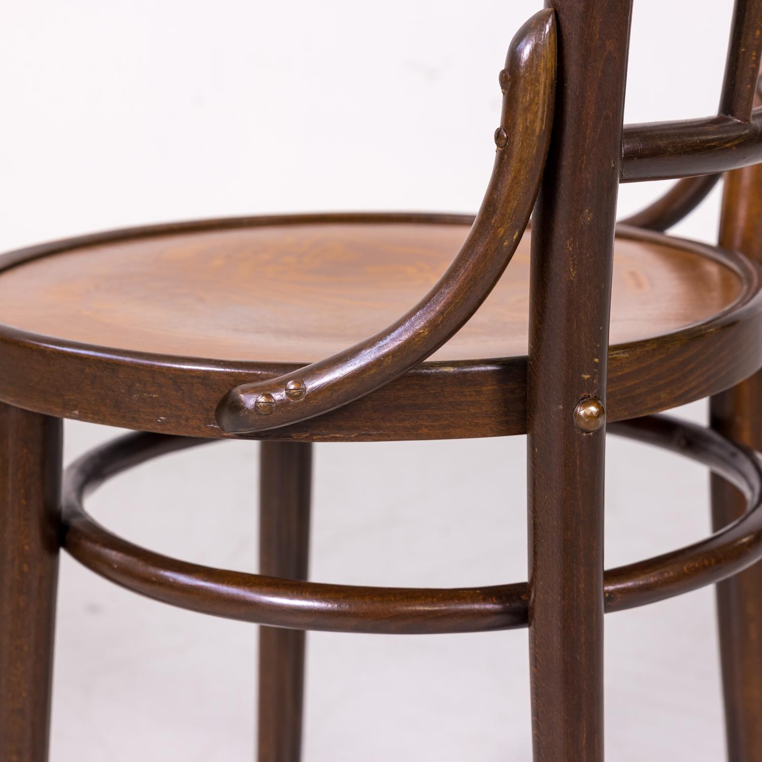 Ensemble de 8 chaises de café classiques en bois courbé par Mundus et J & J. Kohn 4