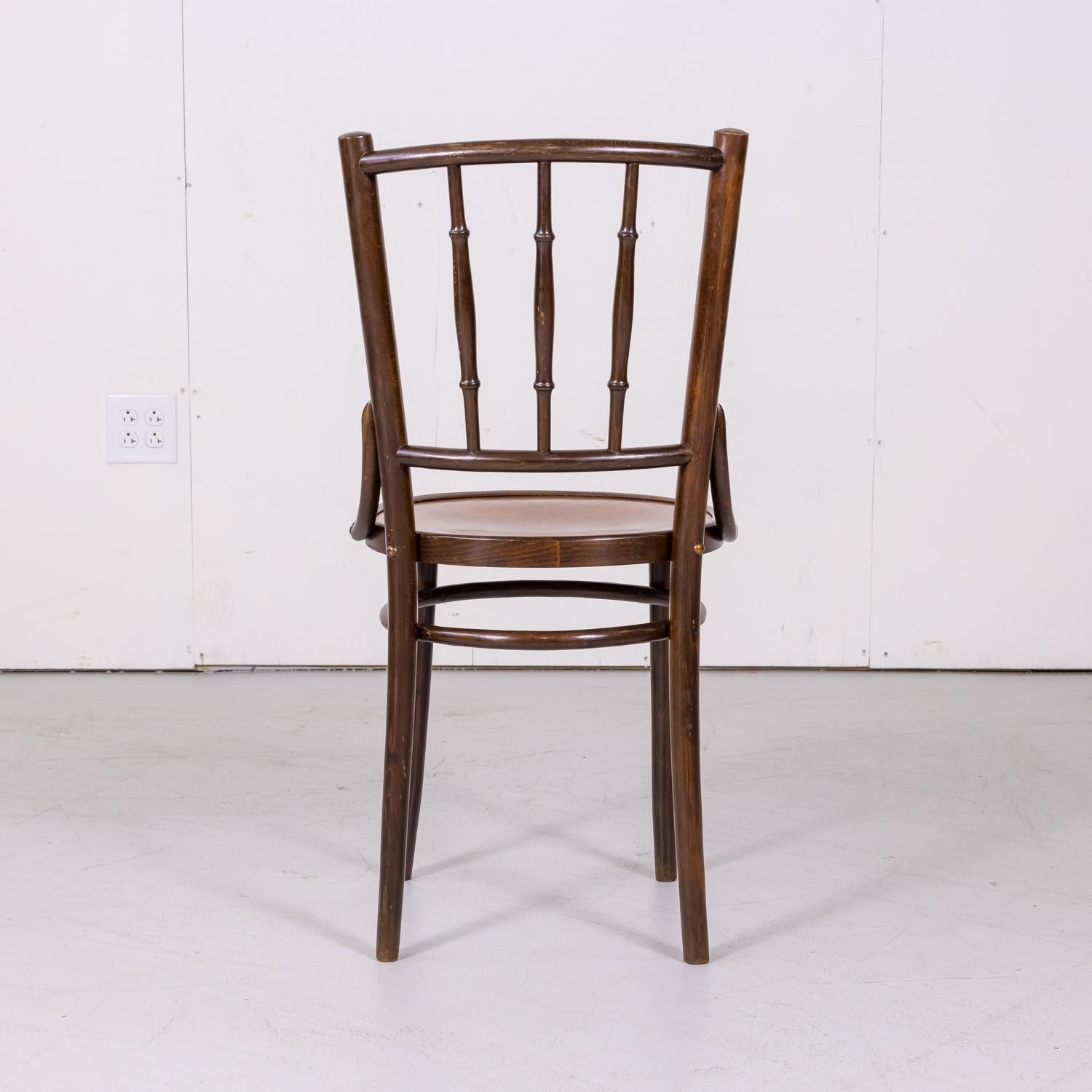 Ensemble de 8 chaises de café classiques en bois courbé par Mundus et J & J. Kohn 5