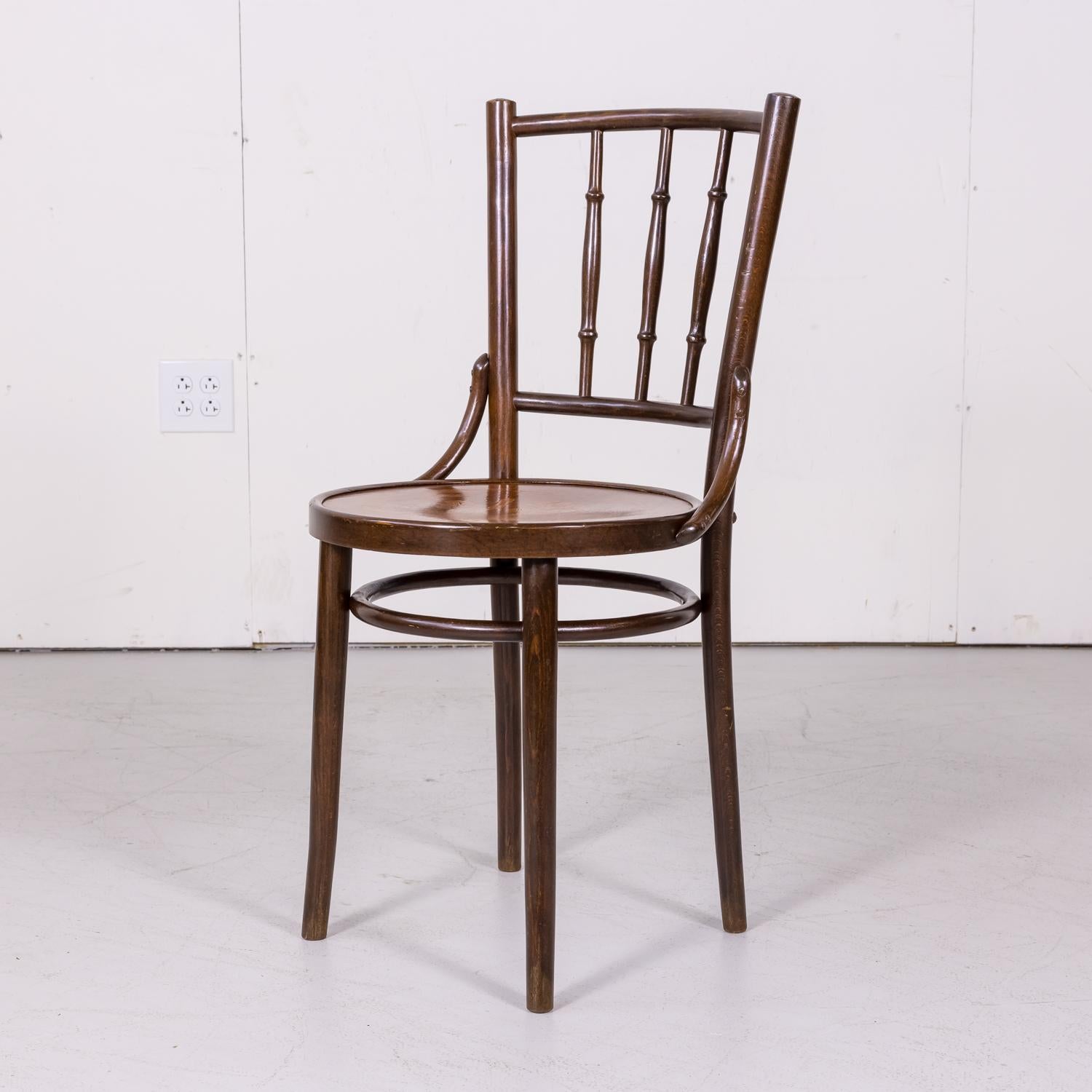 Ensemble de 8 chaises de café classiques en bois courbé par Mundus et J & J. Kohn 2