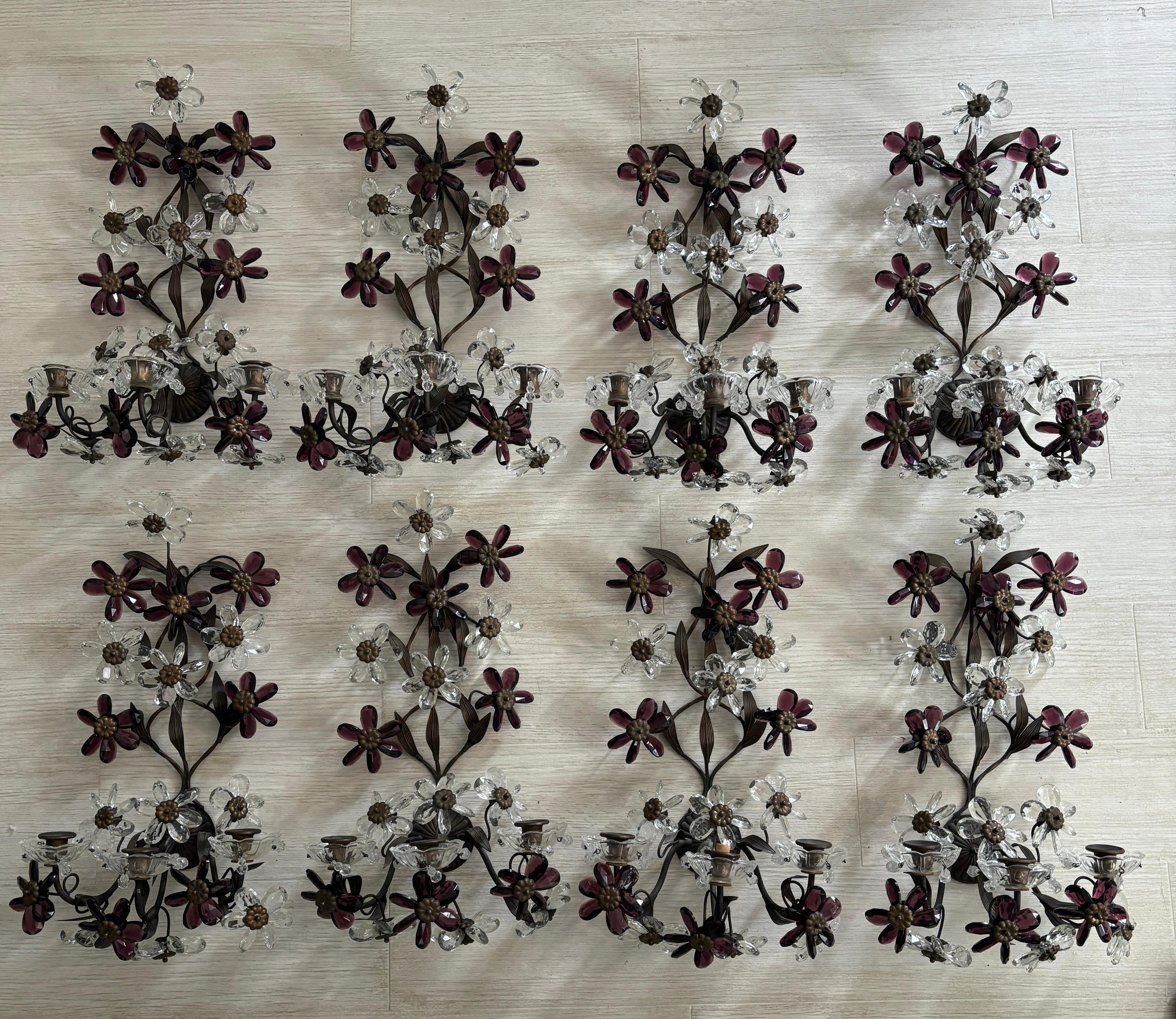 Estremamente rare le 8 applique abbinate. Ciascuna di esse ospita tre luci, collocate in bobeches di cristallo che grondano di perle di cristallo. Verrà ricablato GRATUITAMENTE con prese certificate UL US per gli USA e prese appropriate per tutti