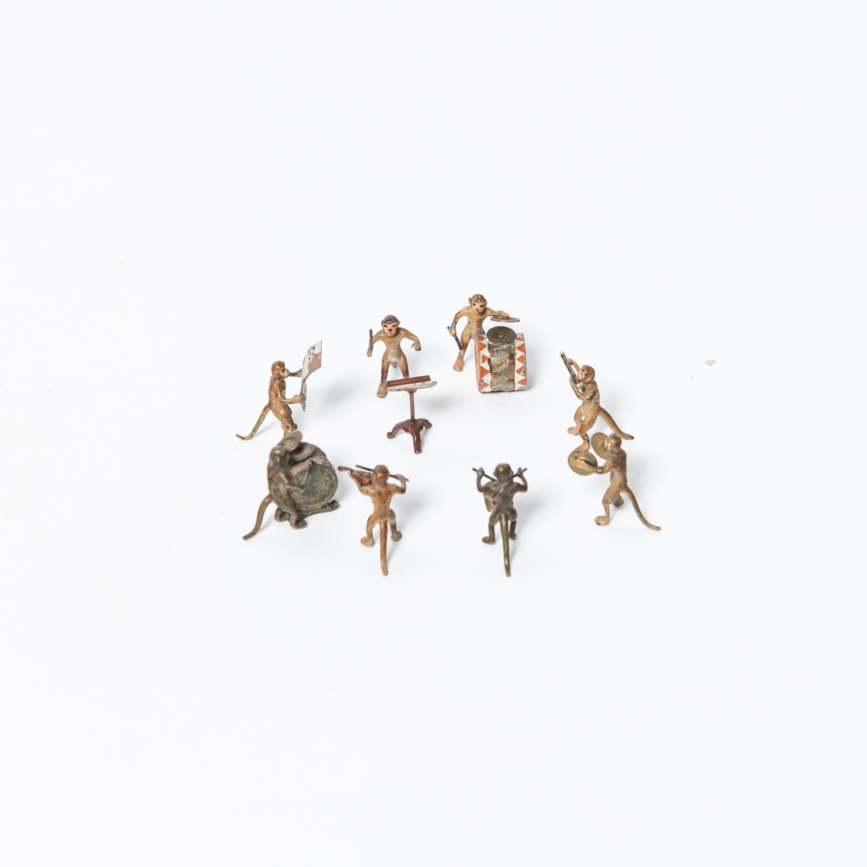 Set von 8 kalt bemalten Affenbandskulpturen aus Bronze, Franz Bergmann zugeschrieben (Kaltmalerei) im Angebot