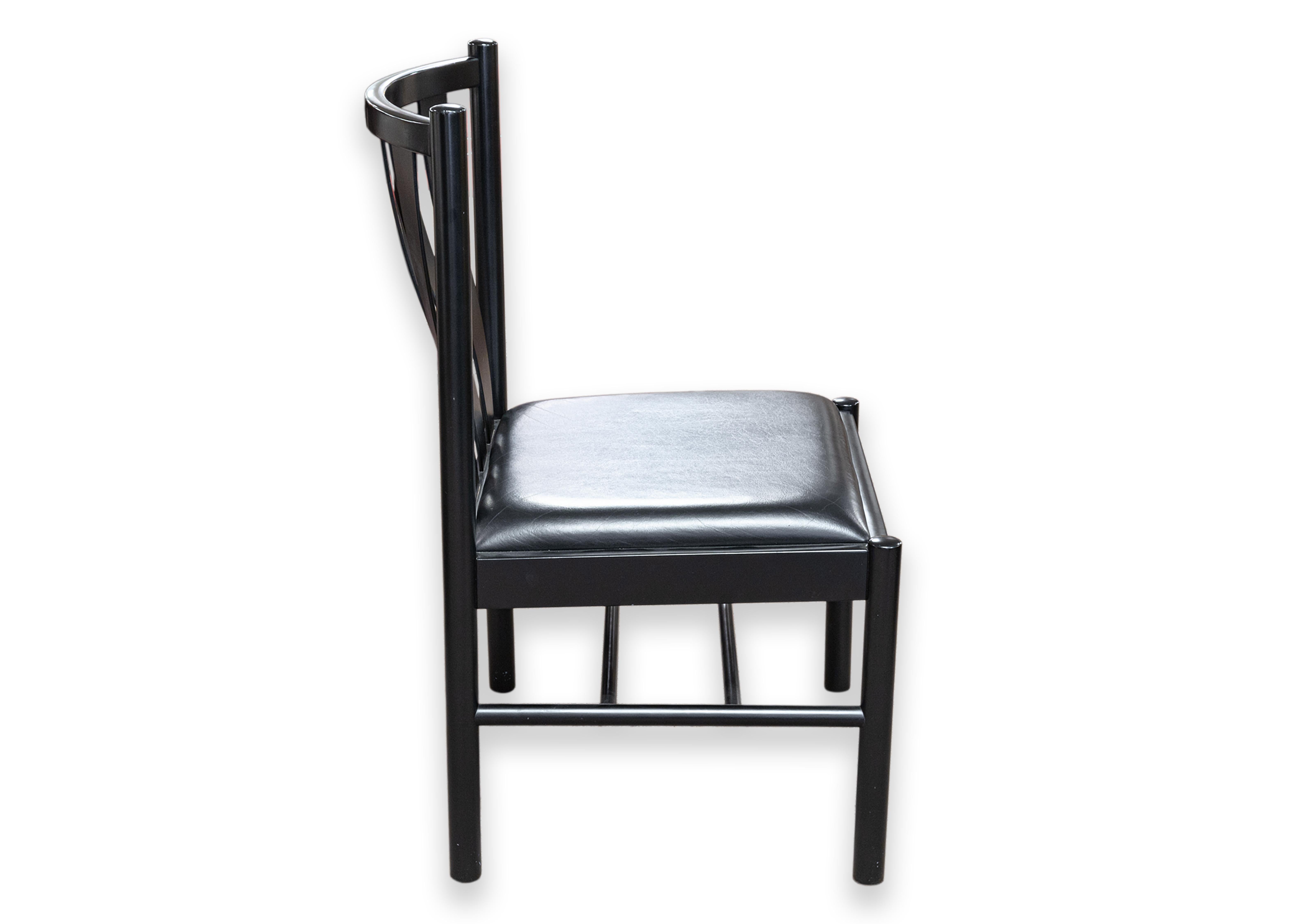 Satz von 8 Collaudo für Stendig Esszimmerstühlen mit schwarz lackierter Lattenrostlehne, hergestellt in Italien im Angebot 8