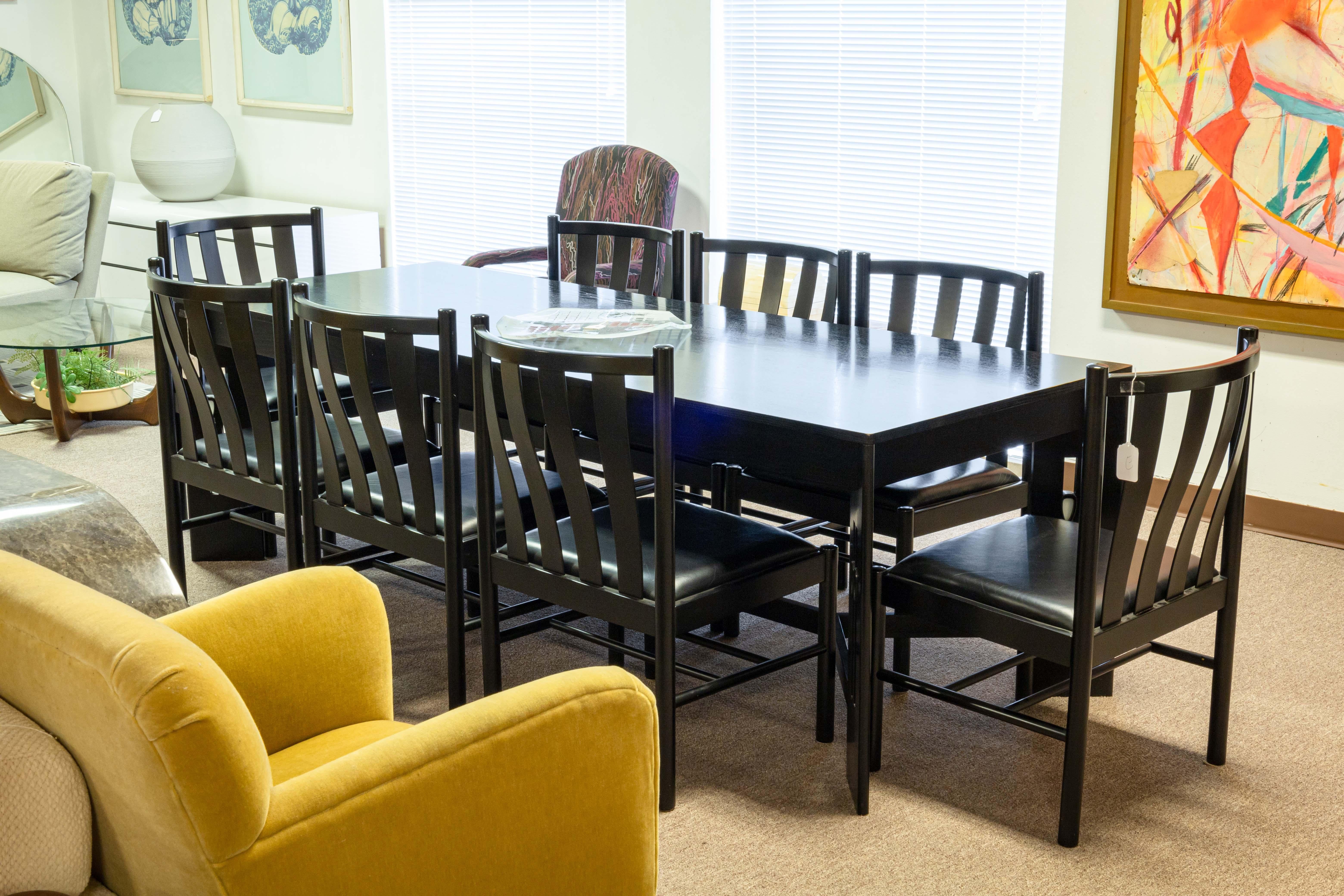 Ensemble de 8 chaises de salle à manger à lattes laquées noires Collaudo pour Stendig. Un bel ensemble de chaises de salle à manger noires au design très épuré. Ces jolies chaises italiennes sont construites en bois avec une finition laquée noire,