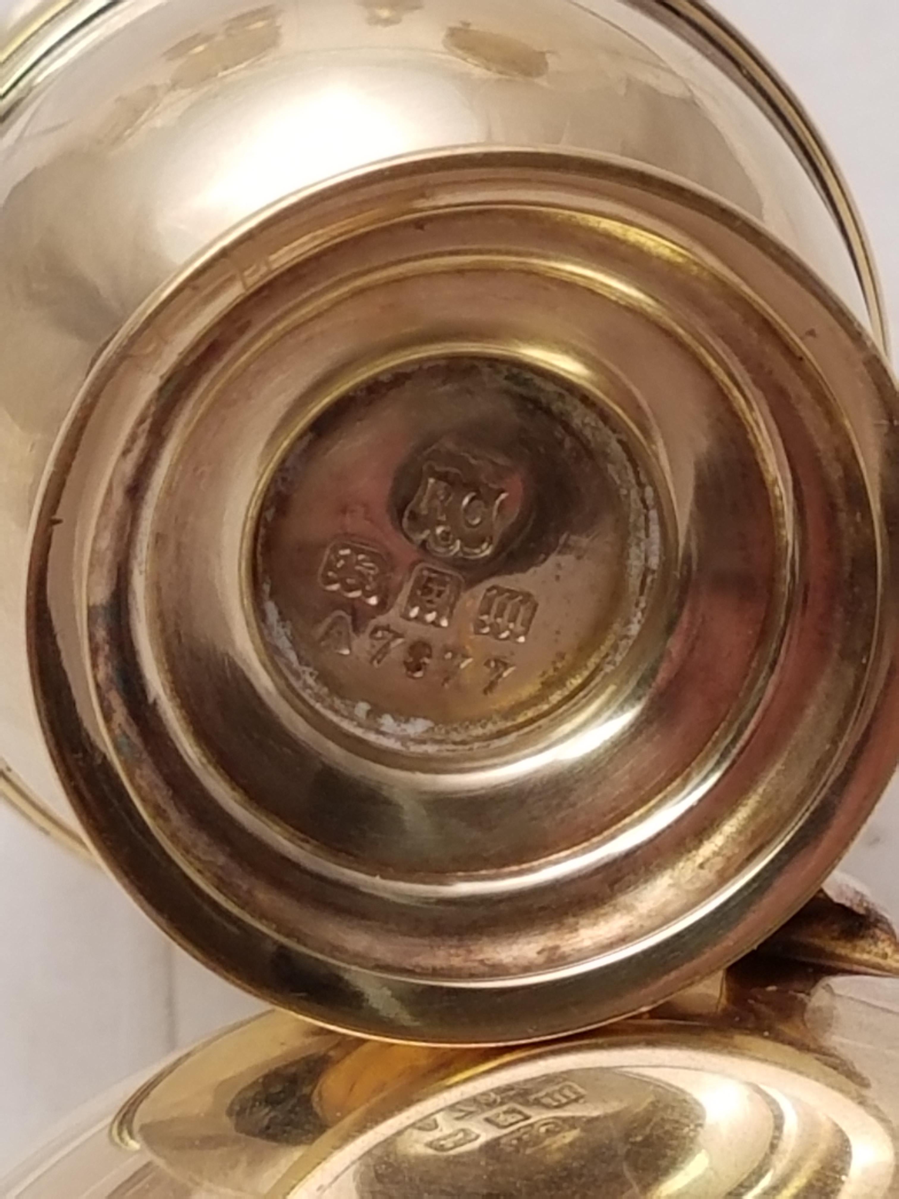 Doré Ensemble de 8 shakers et plats à condiments anglais Comyns en argent sterling doré de 1927 en vente
