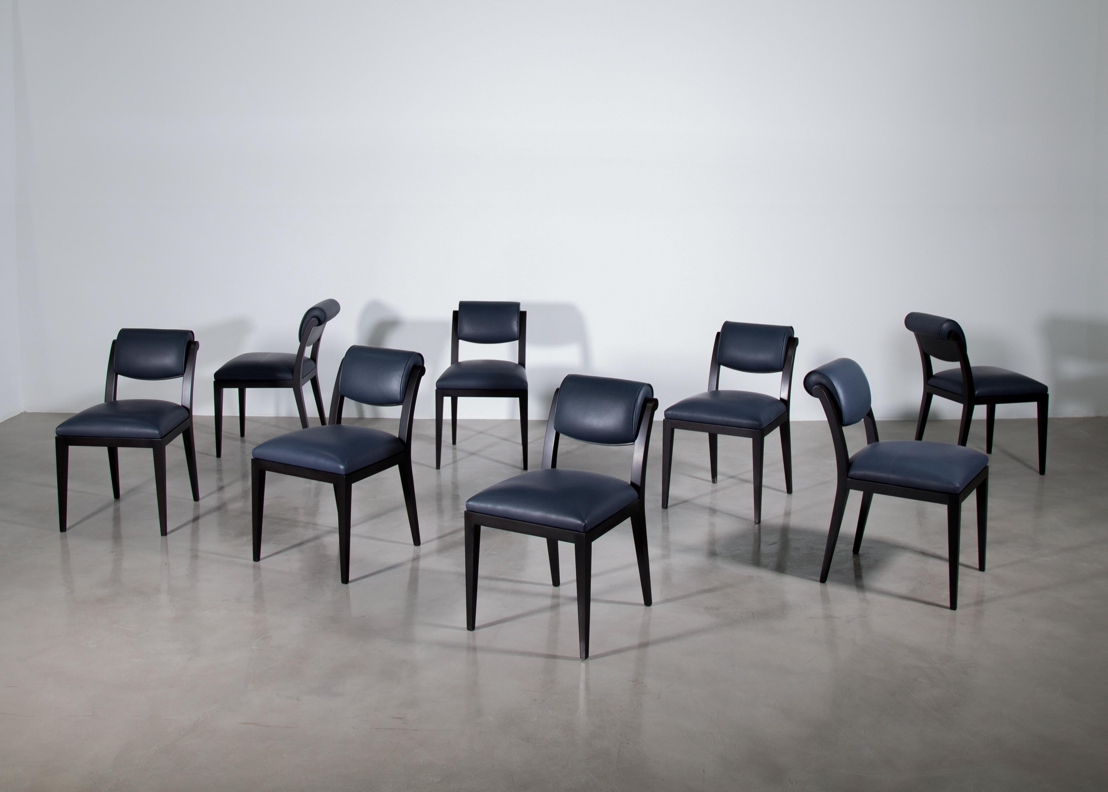 La chaise de salle à manger Gianni de Costantini s'inspire des maîtres de l'Art déco du début du 20e siècle et présente un cadre léger avec un dossier à volutes. 

Cet ensemble de 8 anciens modèles de salle d'exposition est en palissandre argentin