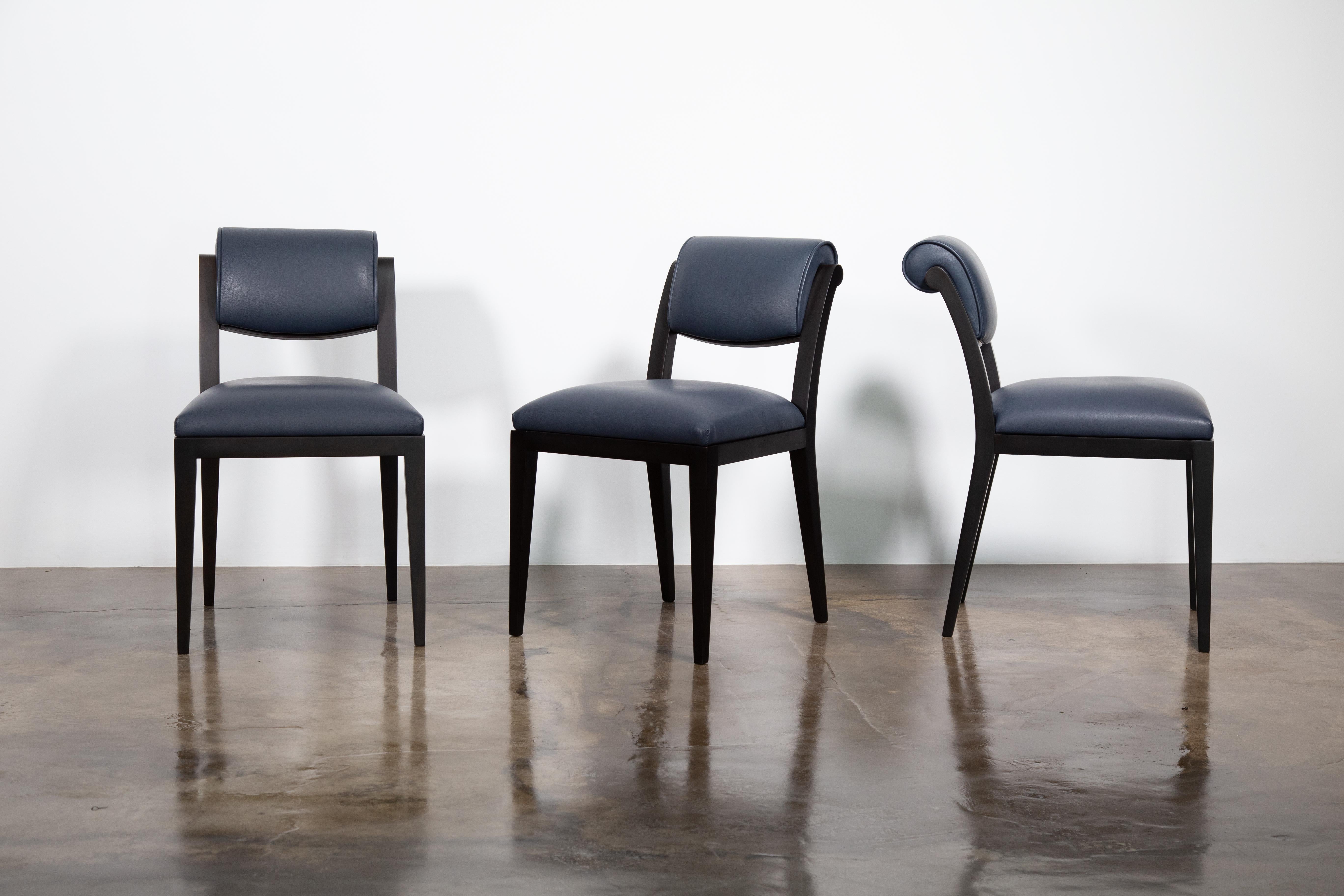 Travail du bois Ensemble de 8 chaises de salle à manger en cuir de style Art Déco contemporain, Gianni par Costantini en vente
