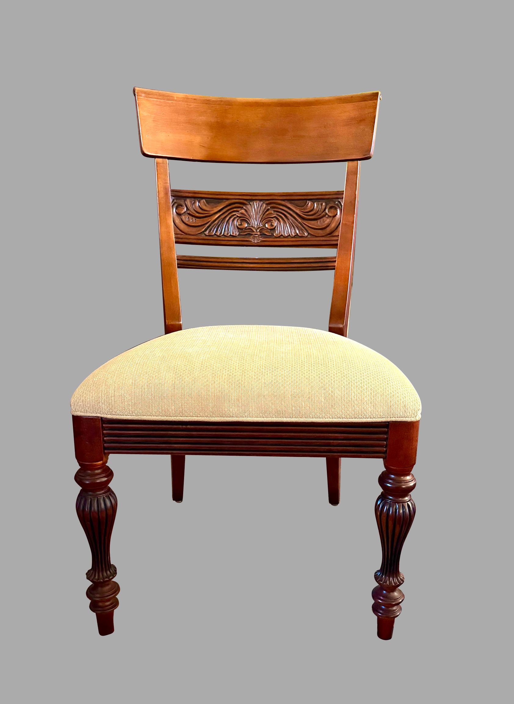 Regency Set di 8 sedie da pranzo imbottite in stile Reggenza in vendita