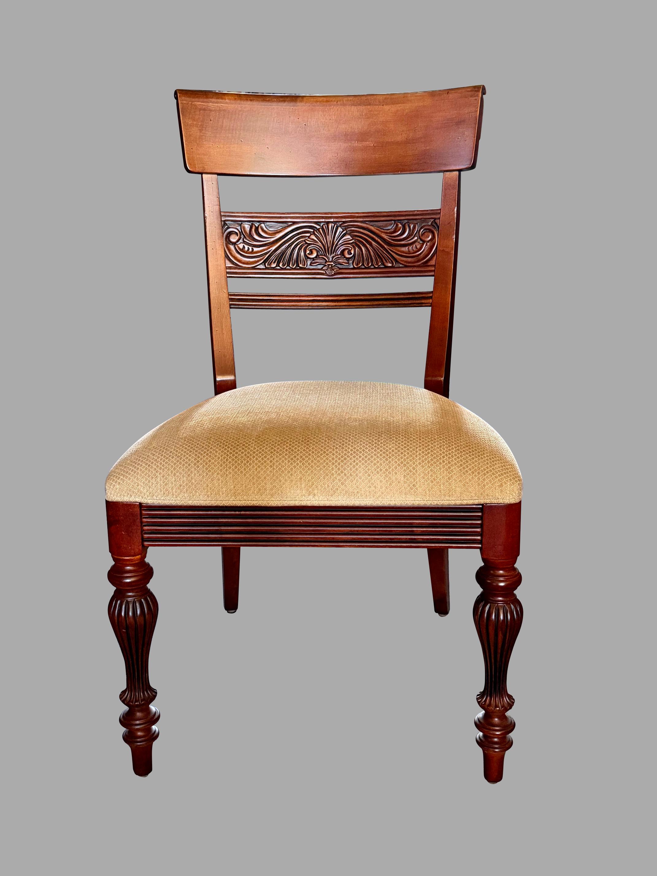 Americano Set di 8 sedie da pranzo imbottite in stile Reggenza in vendita