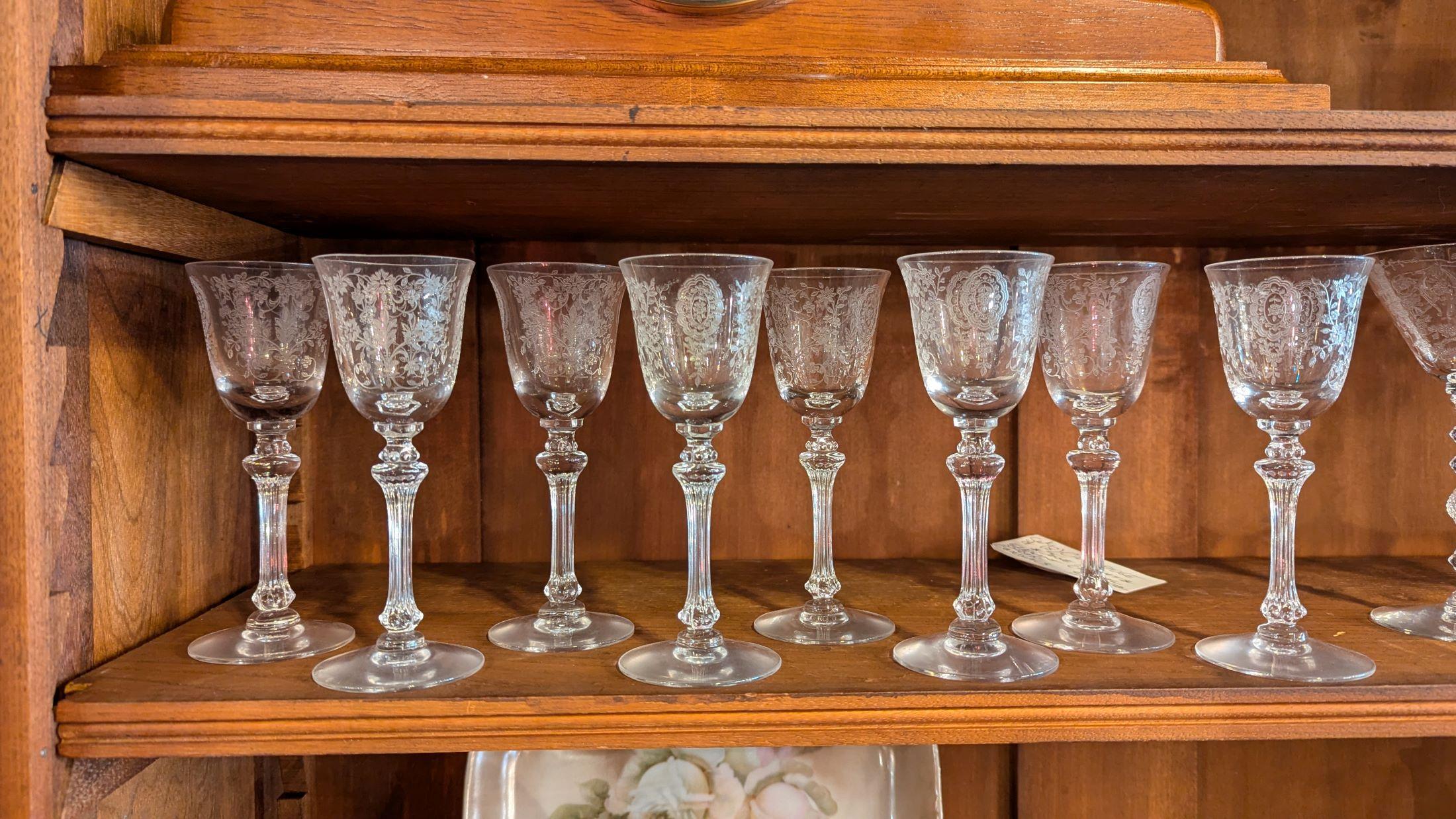 Set di otto cordiali in vetro Eleg di Tiffin Glass Co. con motivo June Night. Niente patatine.  Sono perfetti per il tuo liquore preferito in un'occasione speciale.