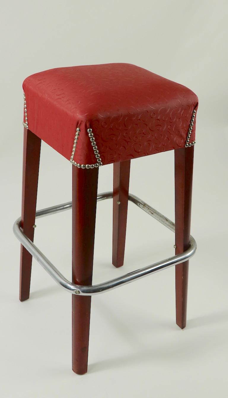 Great set of 8 matching bar, or counter height stools manufactured by Chairmaster. The stools have solid wood legs, chrome plate foot rail with studded and patterned vinyl seats. All are in very good original condition clean and ready to use.
Hard