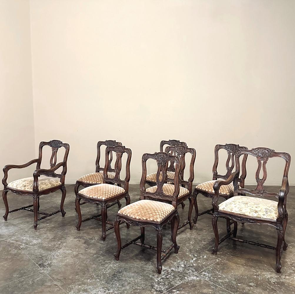 Das Set aus 8 gepolsterten Esszimmerstühlen im antiken französischen Landhausstil und 2 Sesseln zeichnet sich durch erstaunlich kunstvolle Konturen aus, die eine zeitlose, naturalistische Präsenz erzeugen.  Alle Stühle sind mit detaillierten