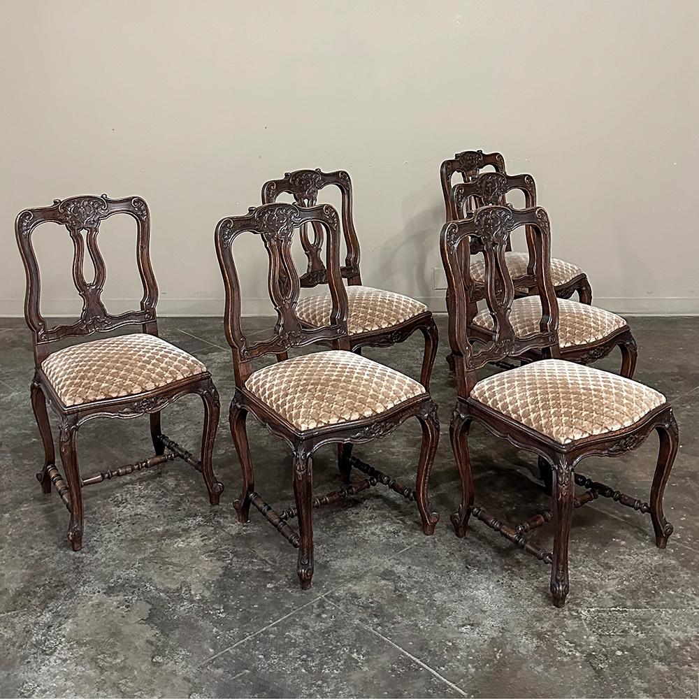 Satz von 8 gepolsterten französischen Esszimmerstühlen im Landhausstil mit 2 Sesseln (Handgeschnitzt) im Angebot
