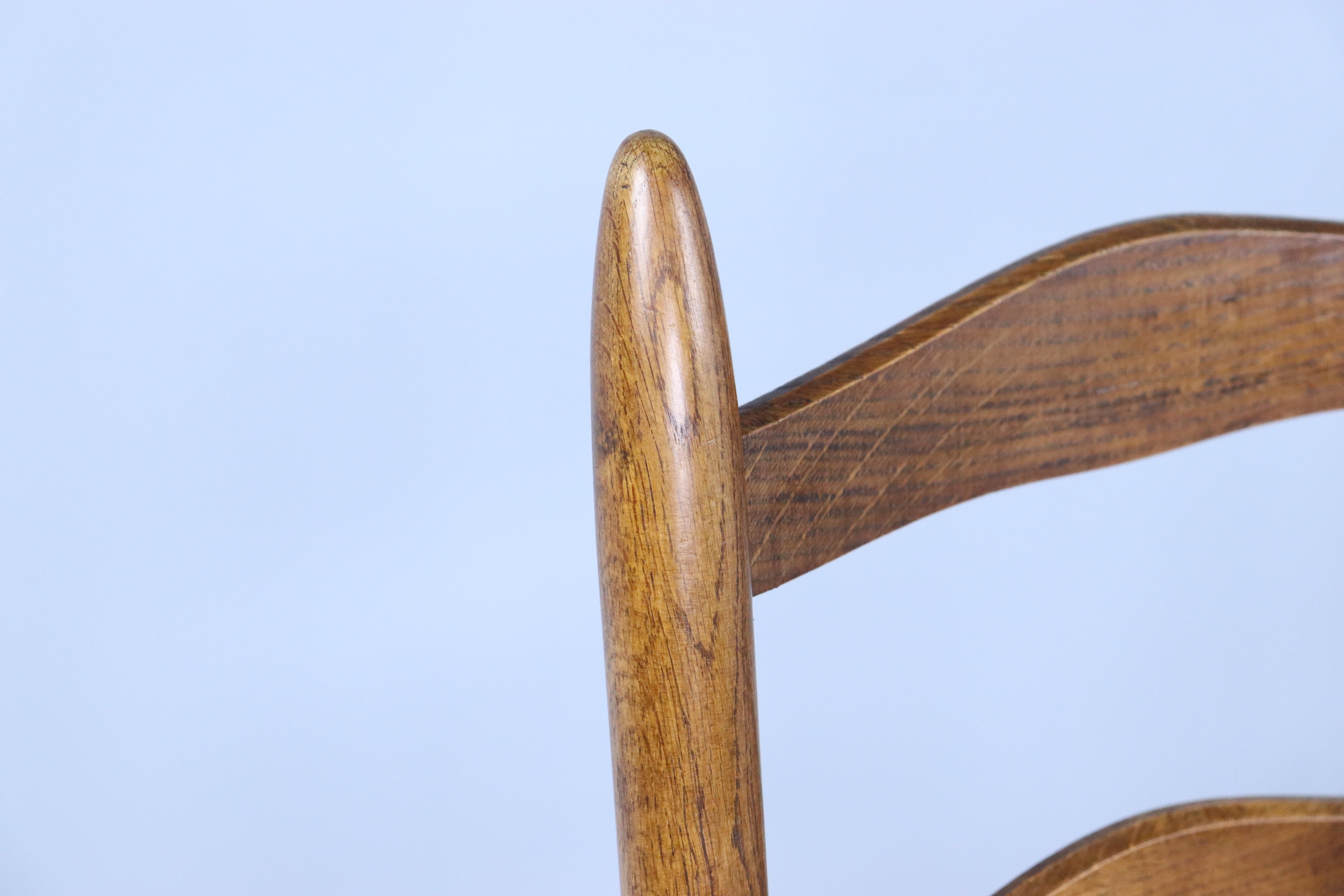 Set of 8 Country Oak Ladderback Chairs In Good Condition In Port Chester, NY